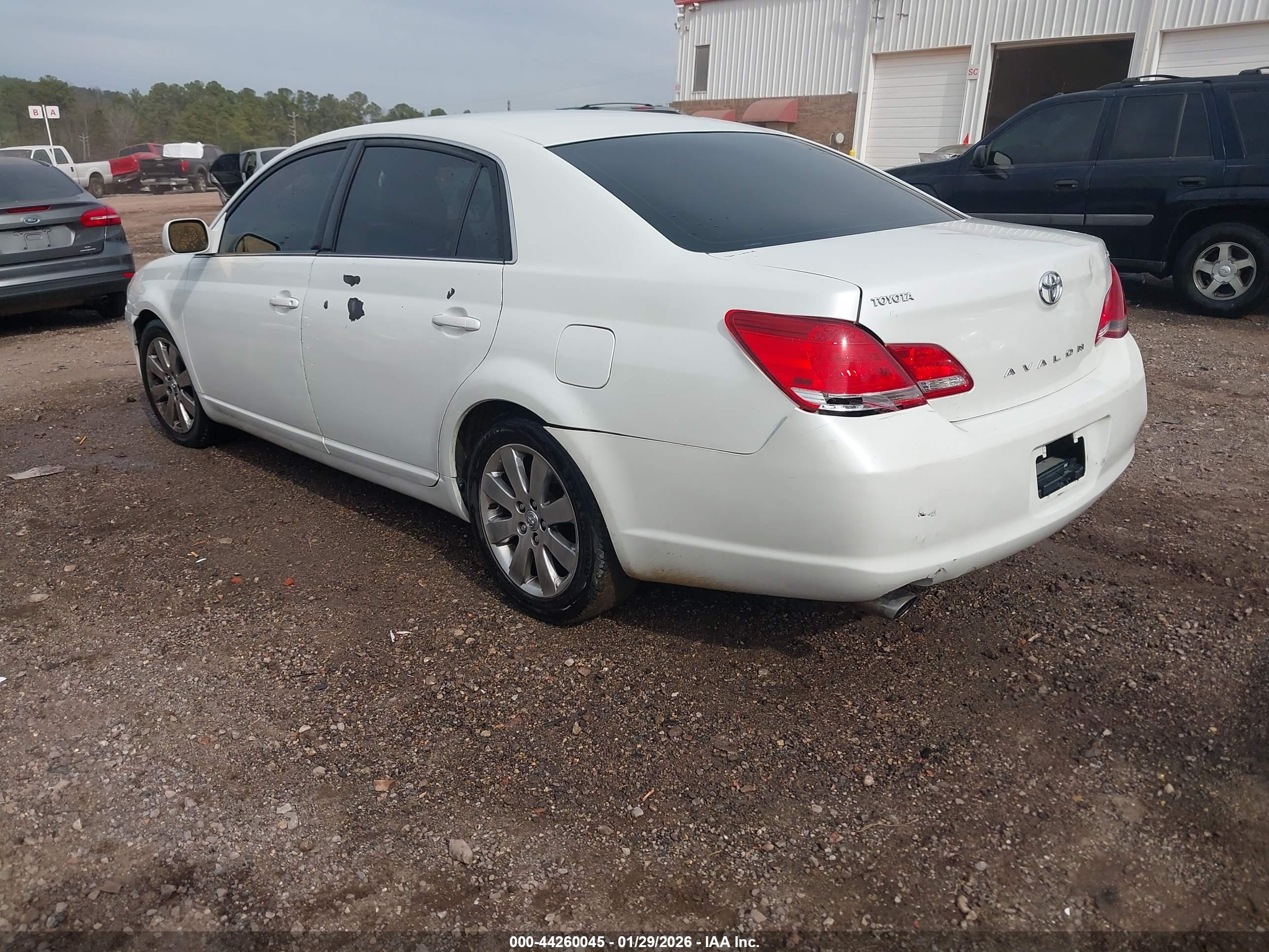 TOYOTA AVALON image 3