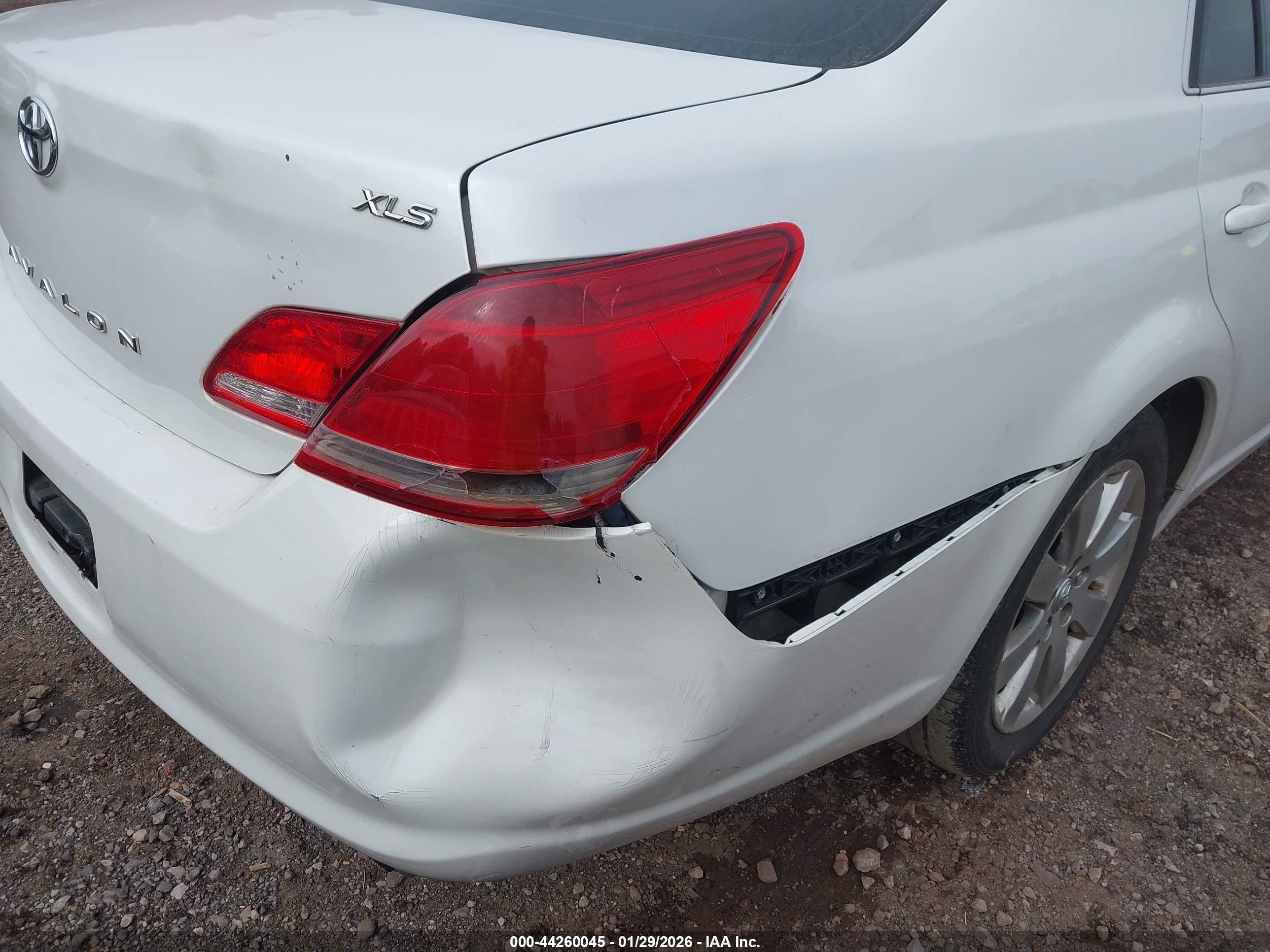 TOYOTA AVALON image 6