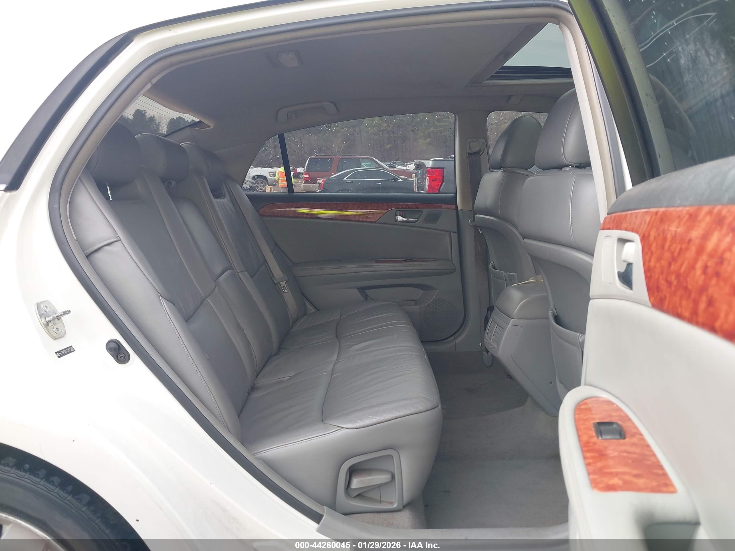 TOYOTA AVALON image 8