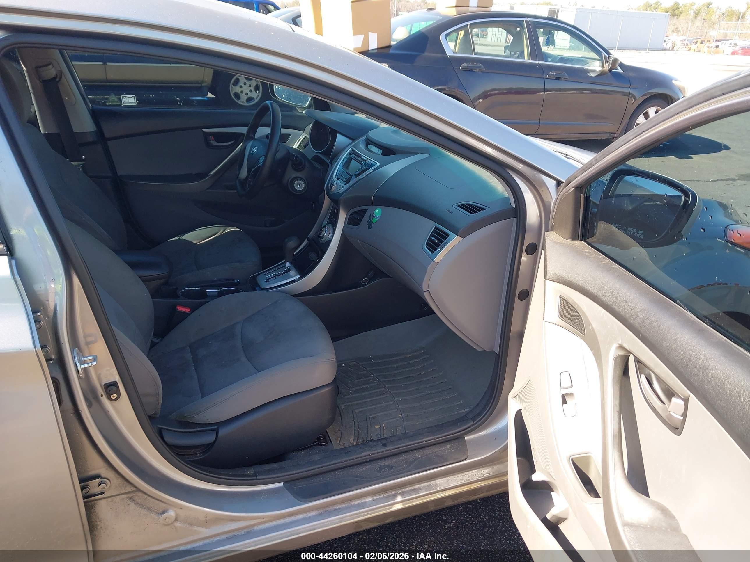 HYUNDAI ELANTRA image 5