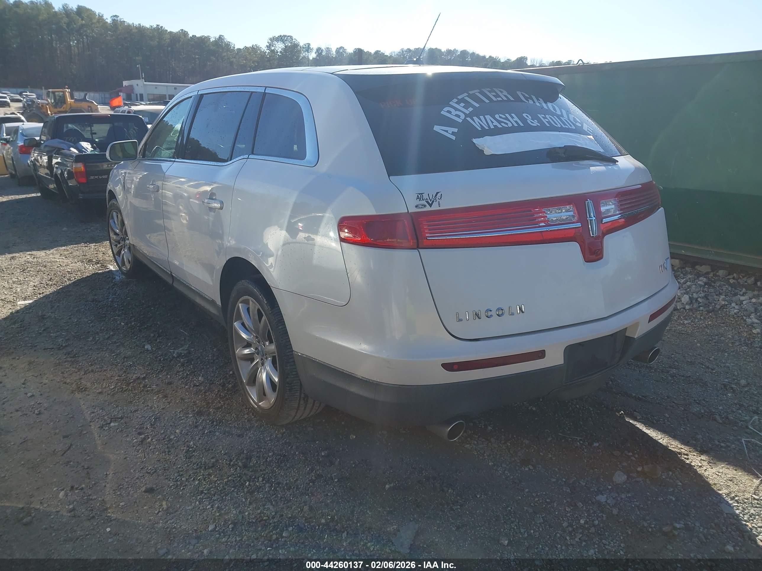 LINCOLN MKT image 3