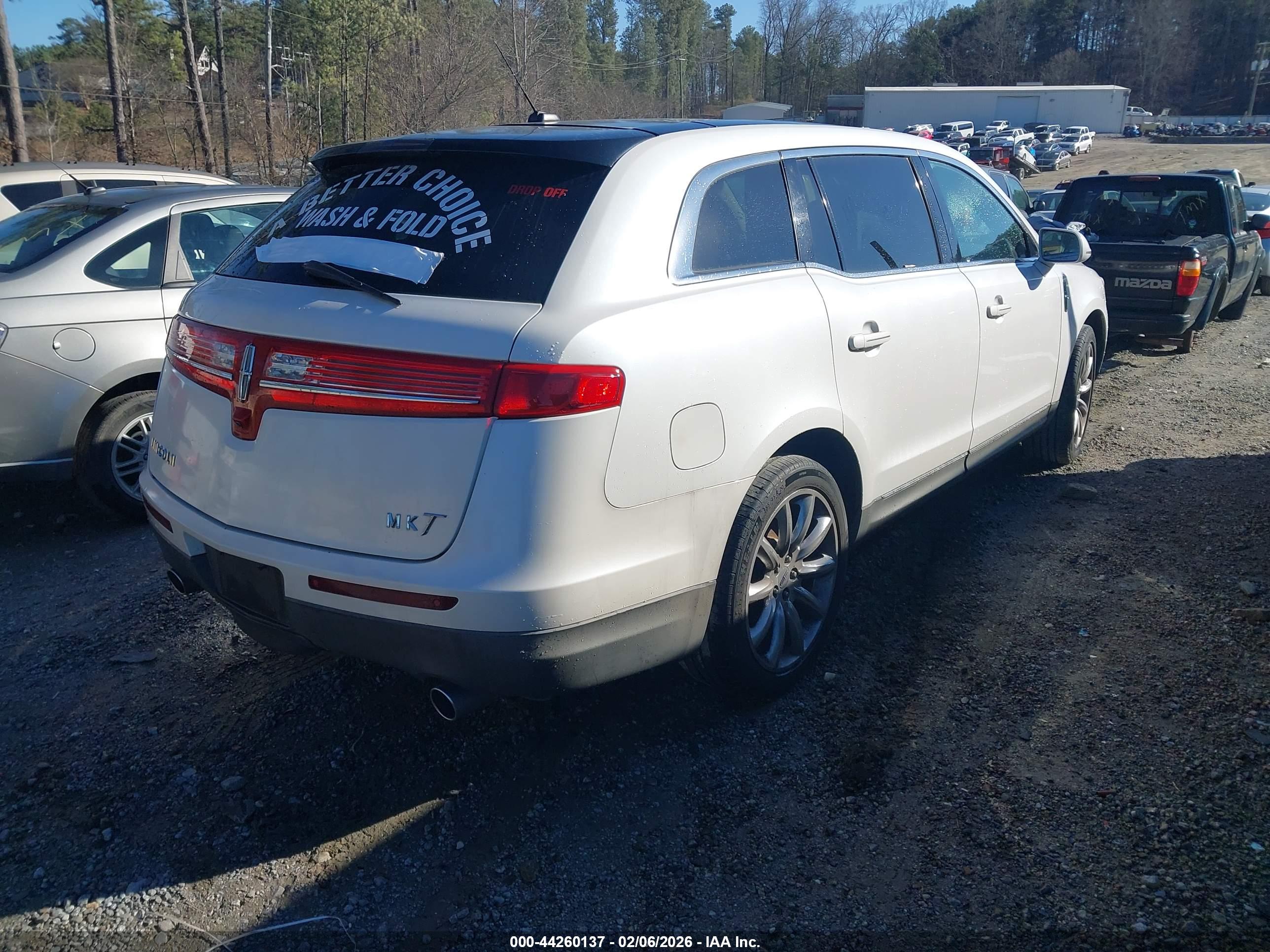 LINCOLN MKT image 4
