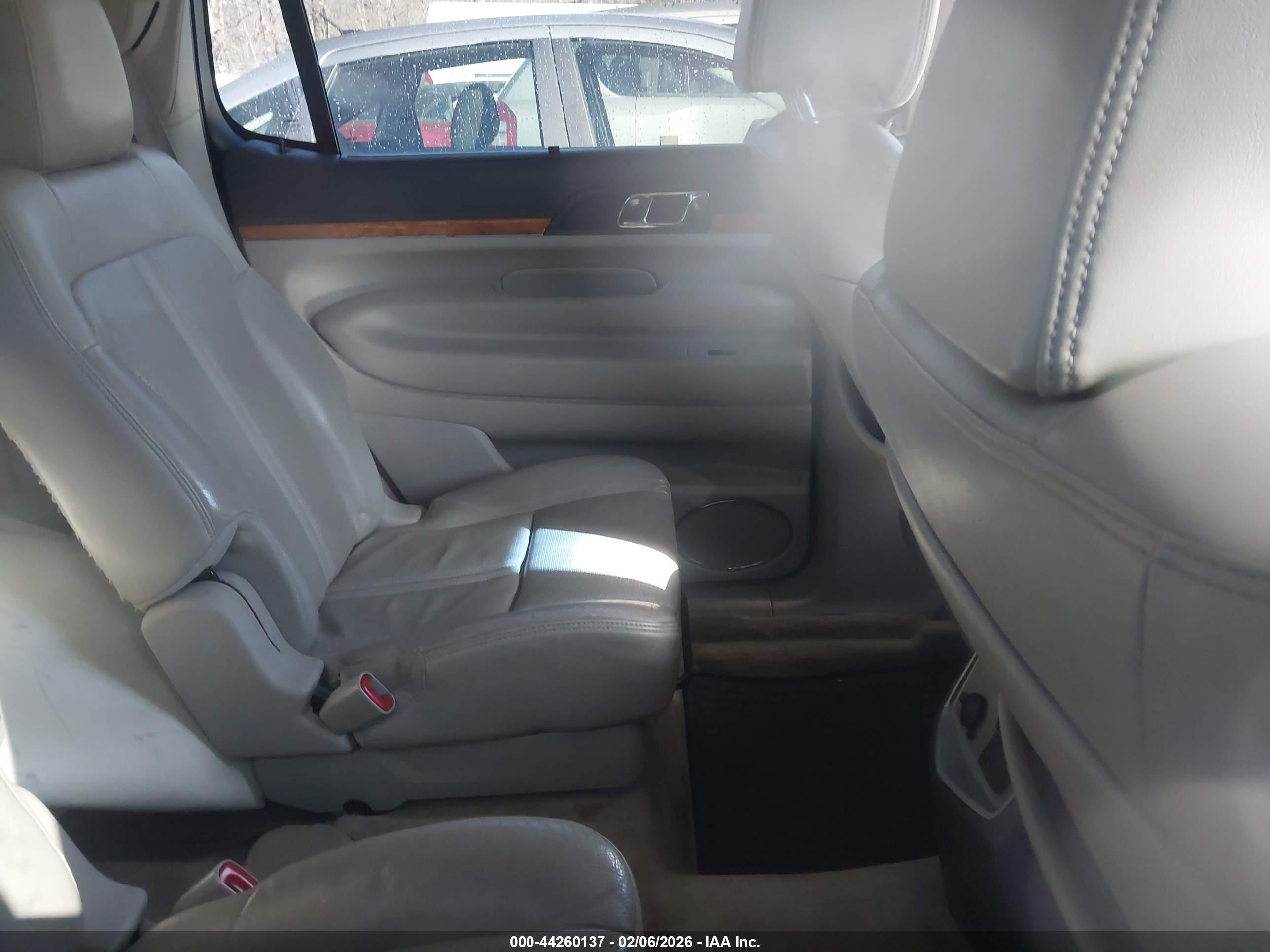 LINCOLN MKT image 8