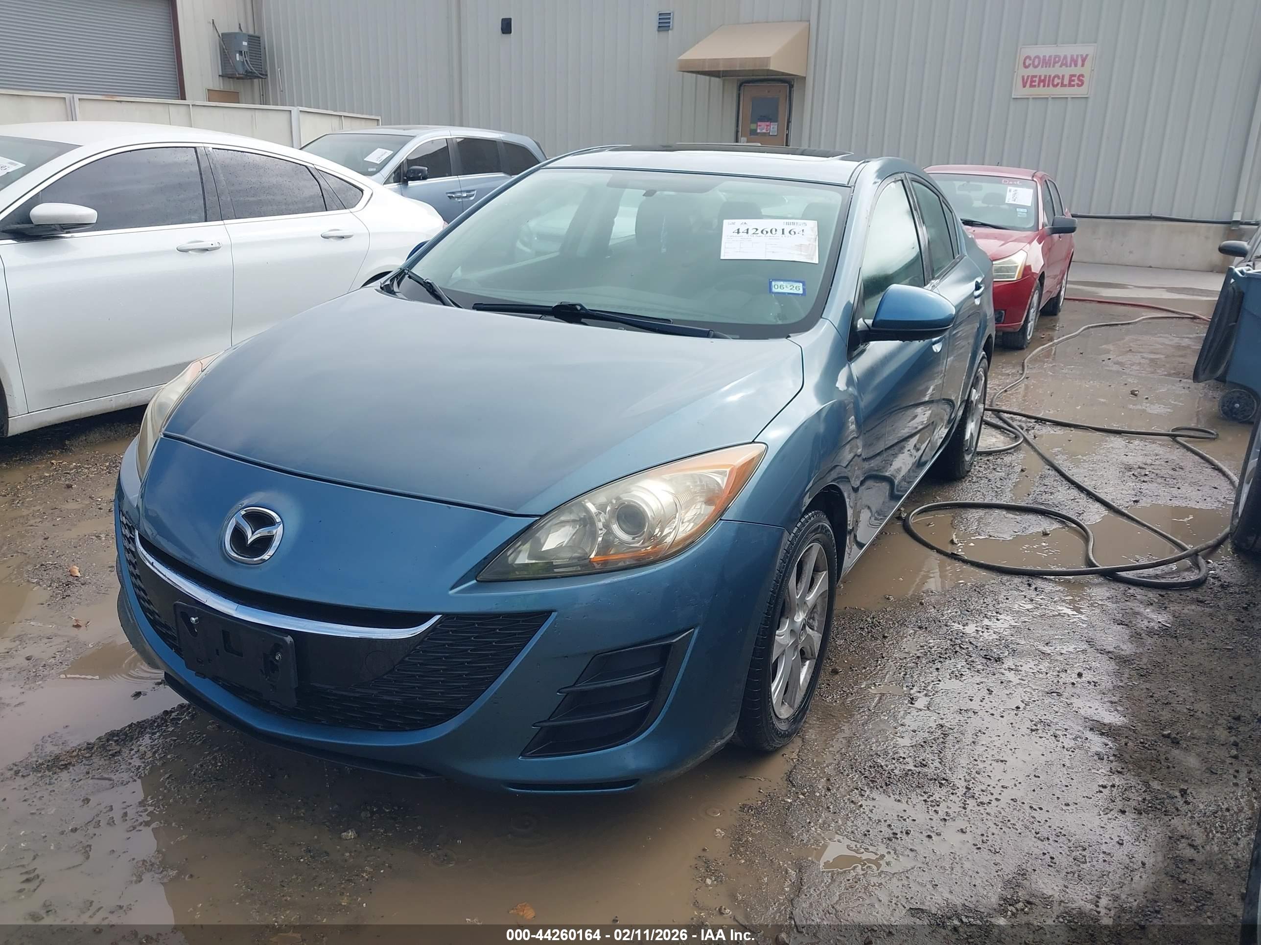 MAZDA MAZDA3 image 2