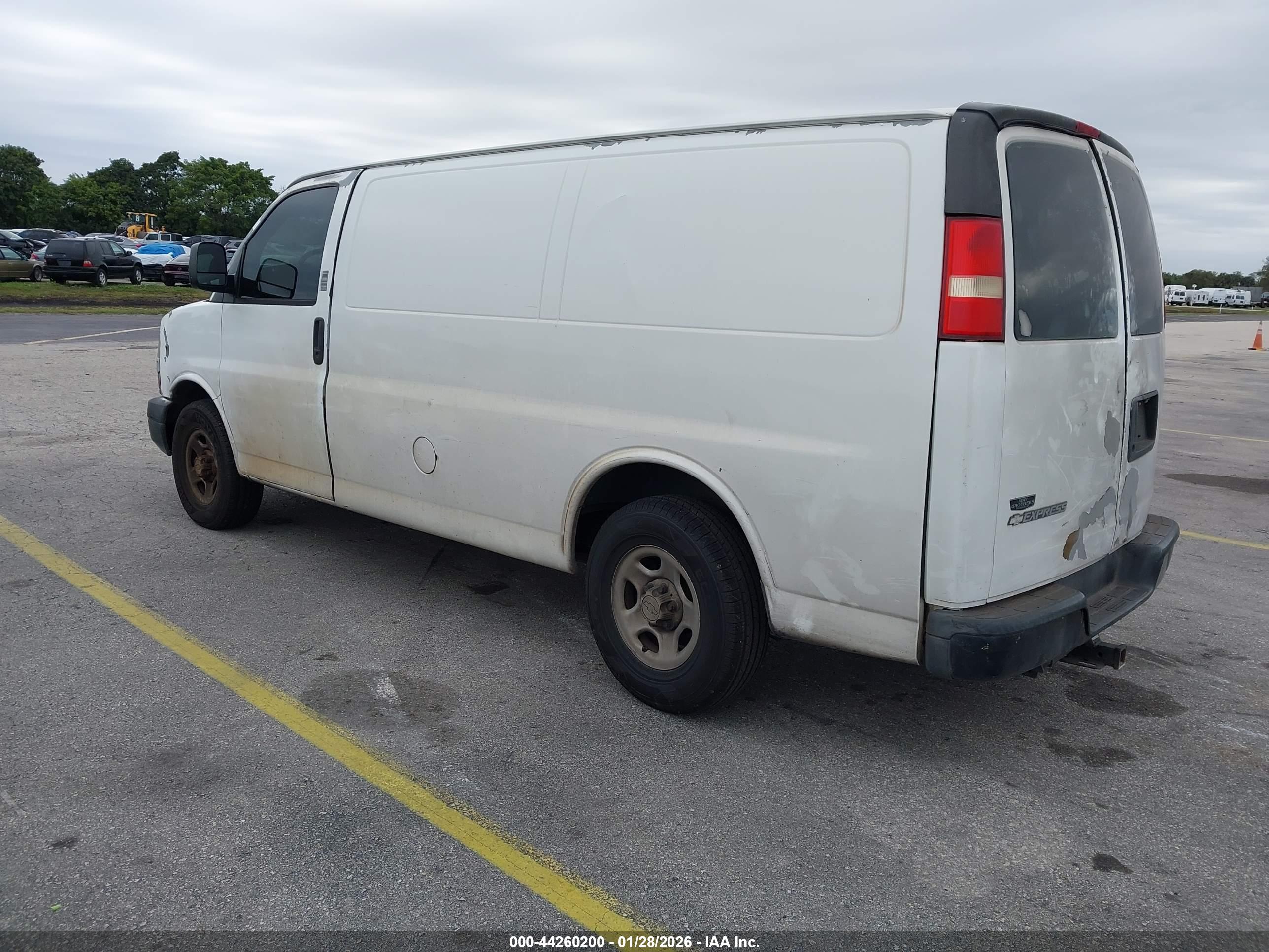 CHEVROLET EXPRESS image 3