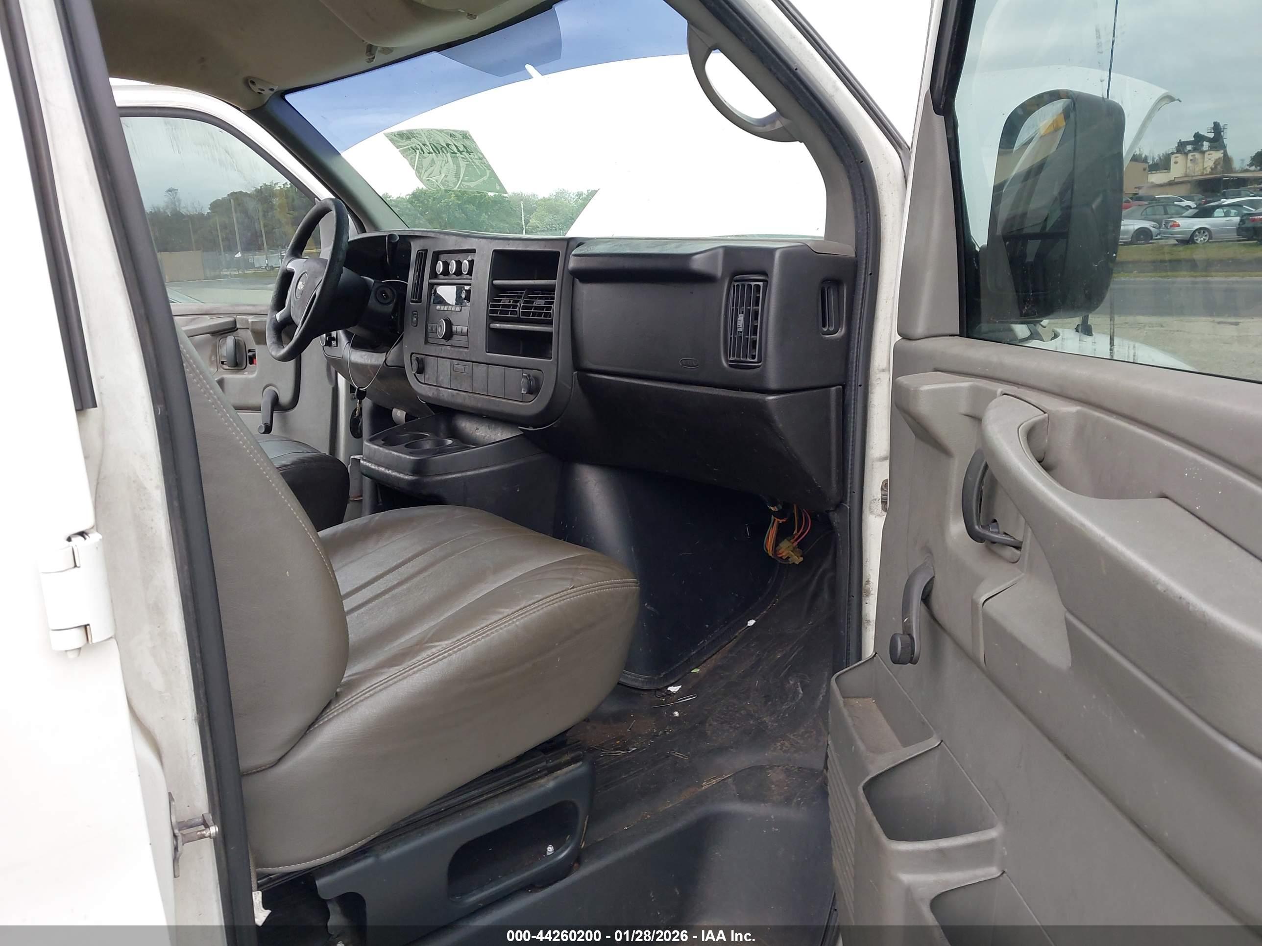 CHEVROLET EXPRESS image 5