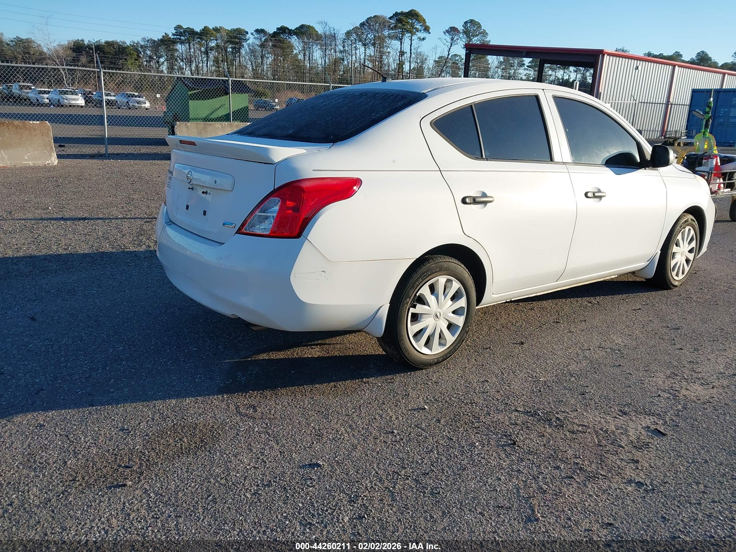 NISSAN VERSA image 4