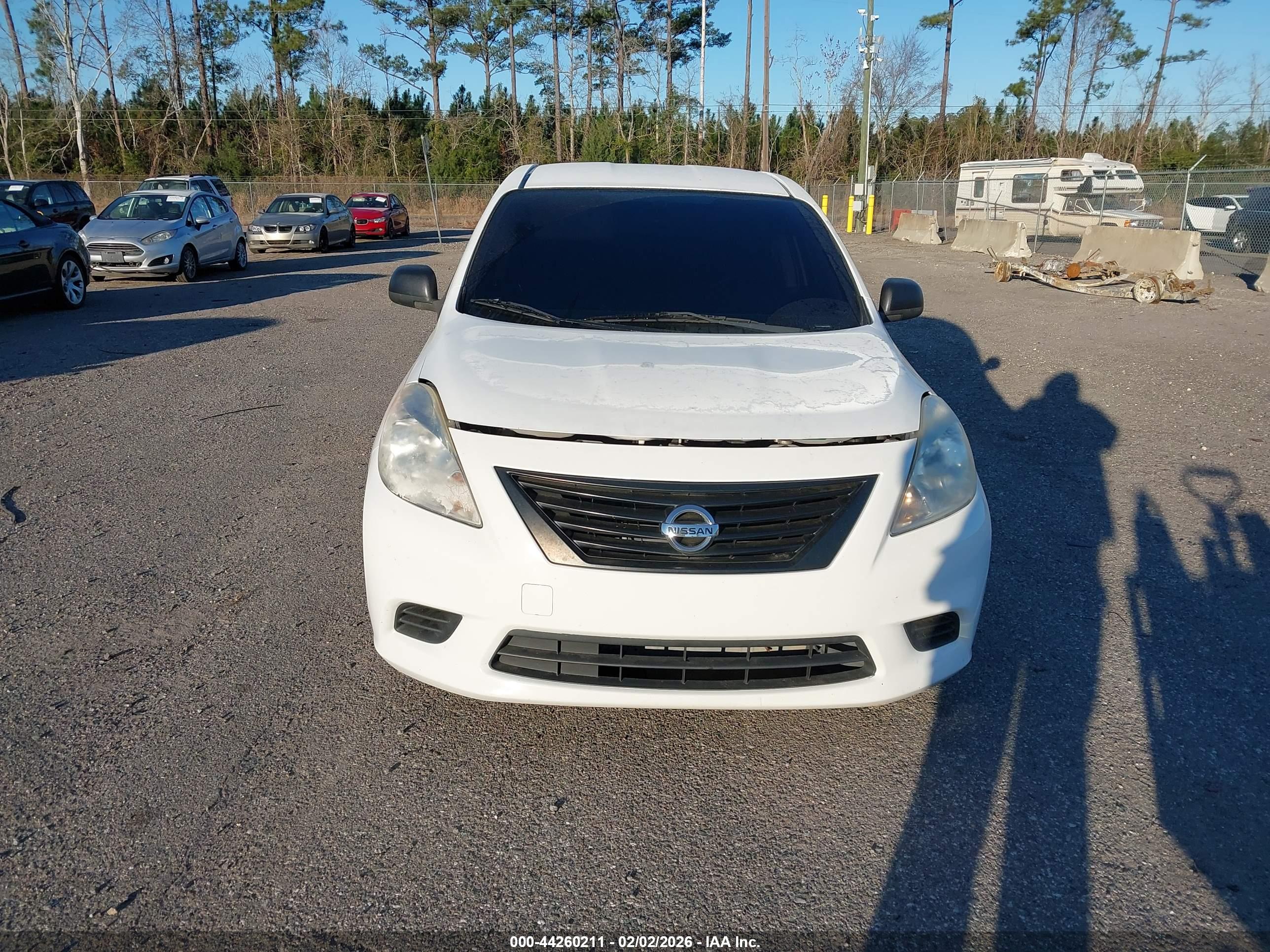 NISSAN VERSA image 6