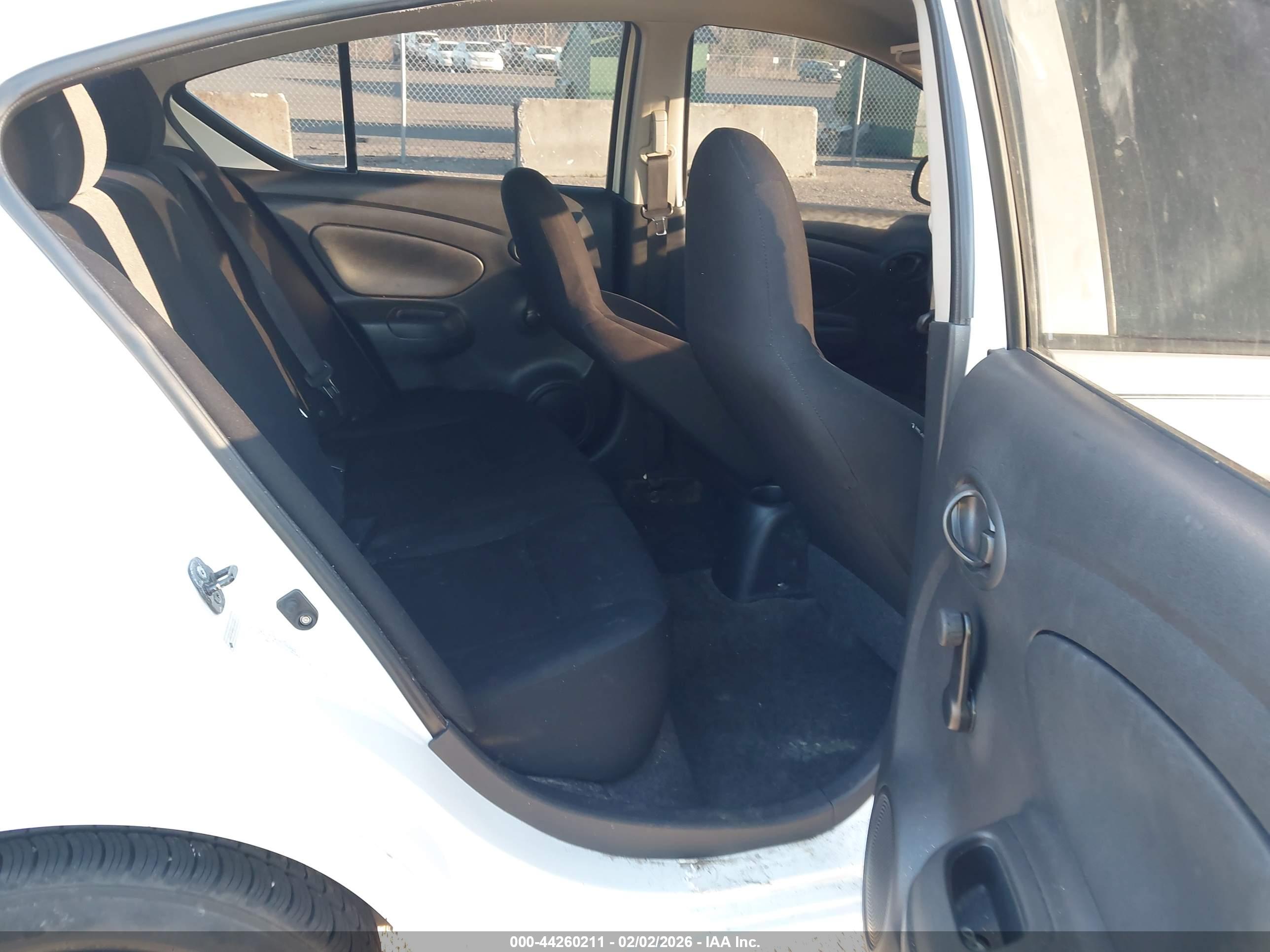 NISSAN VERSA image 8