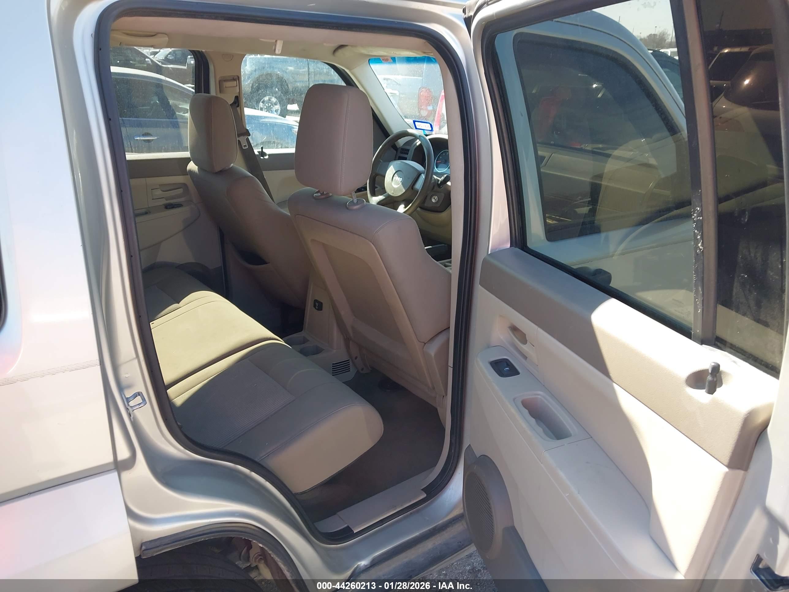 JEEP LIBERTY image 8