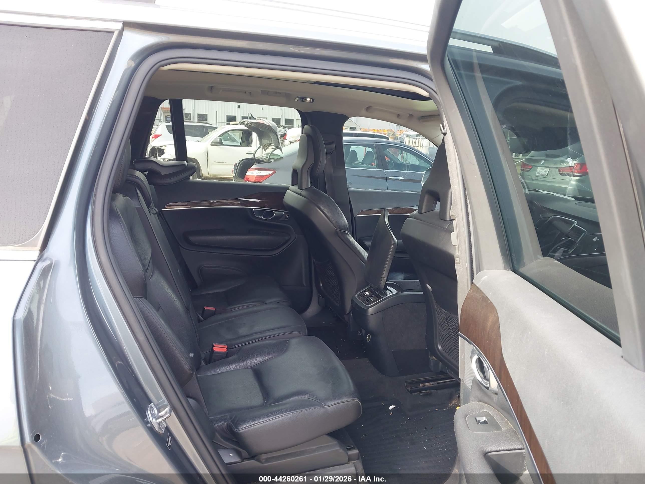 VOLVO XC90 image 8