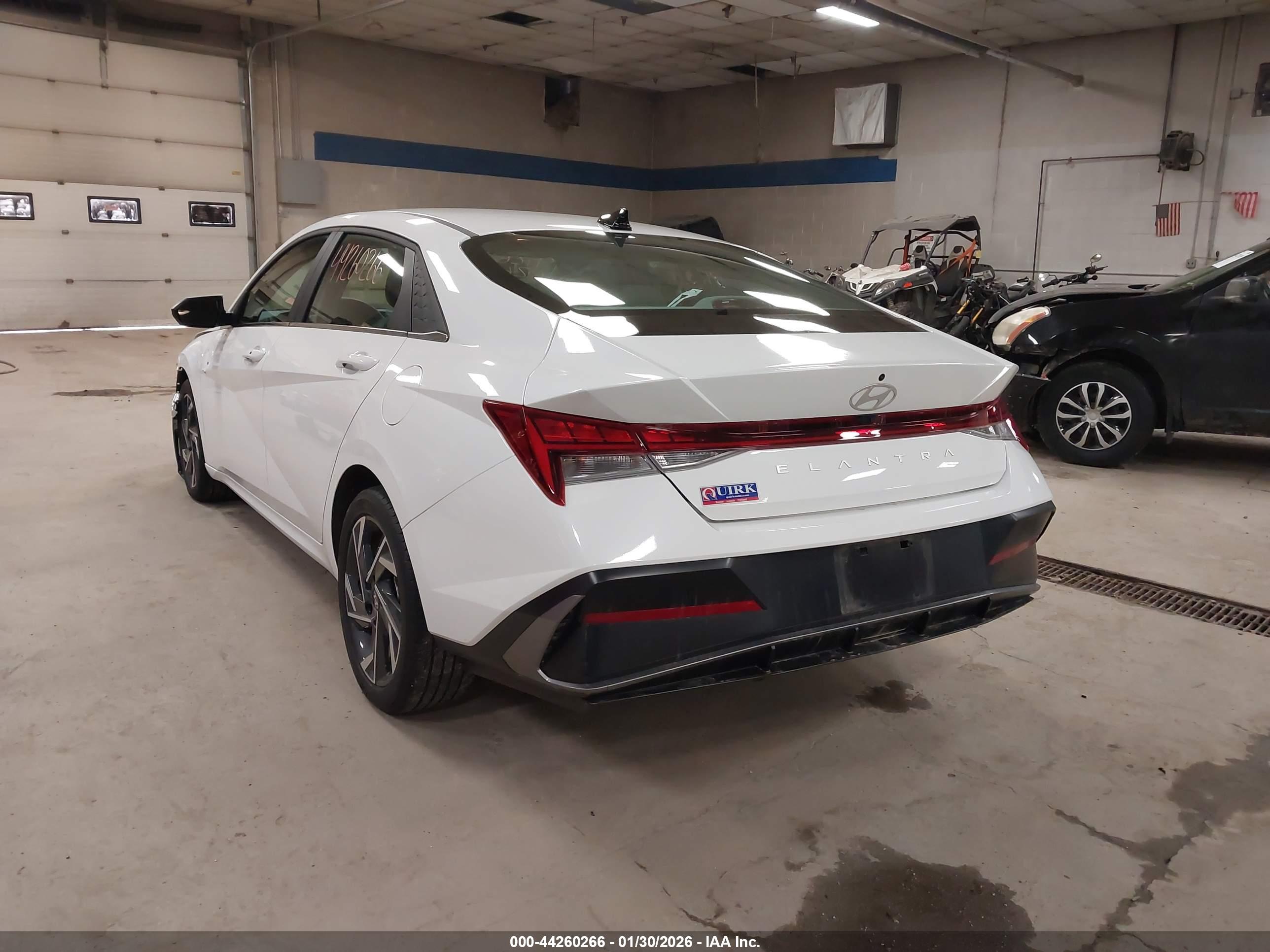 HYUNDAI ELANTRA image 3