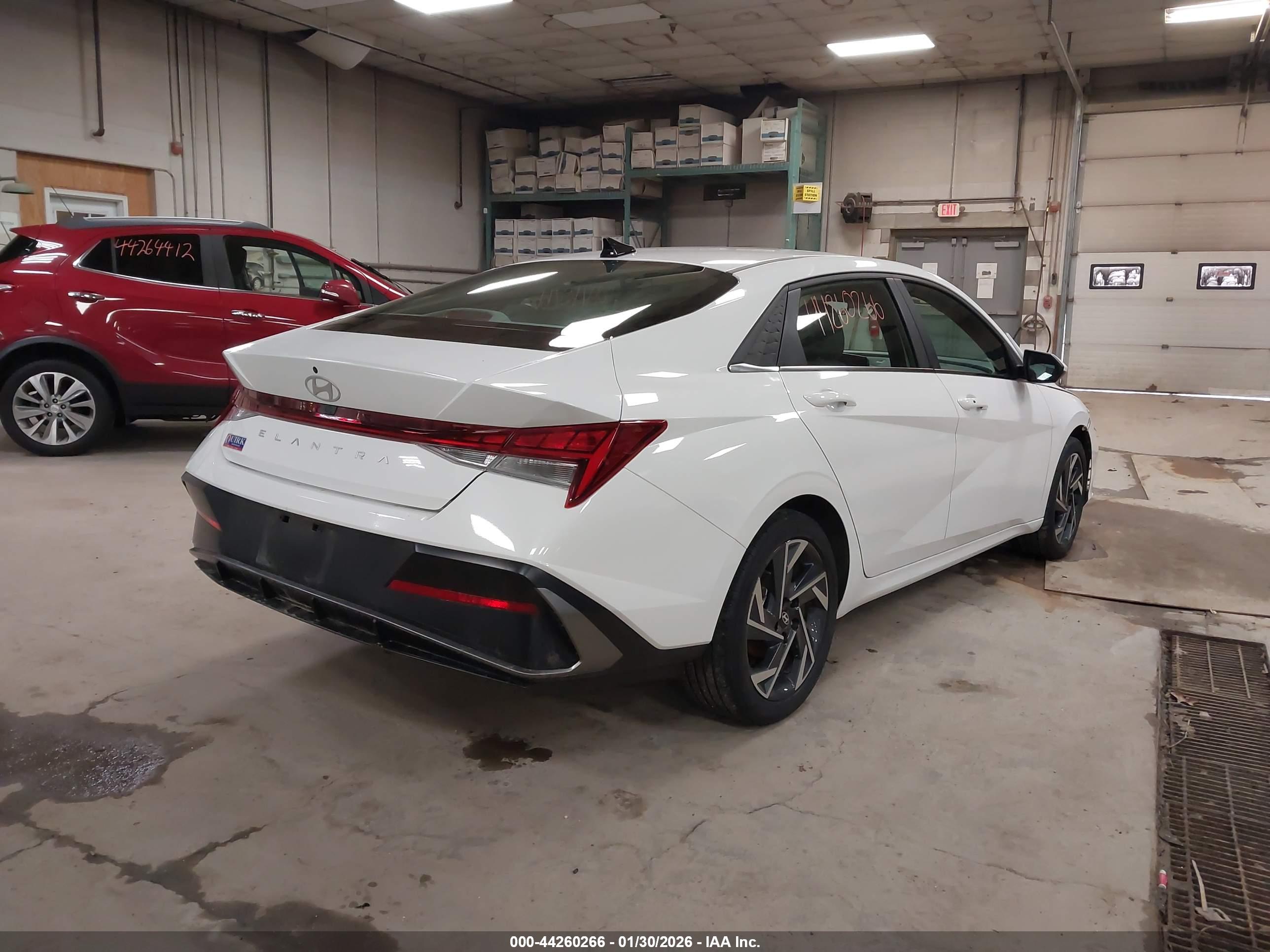 HYUNDAI ELANTRA image 4