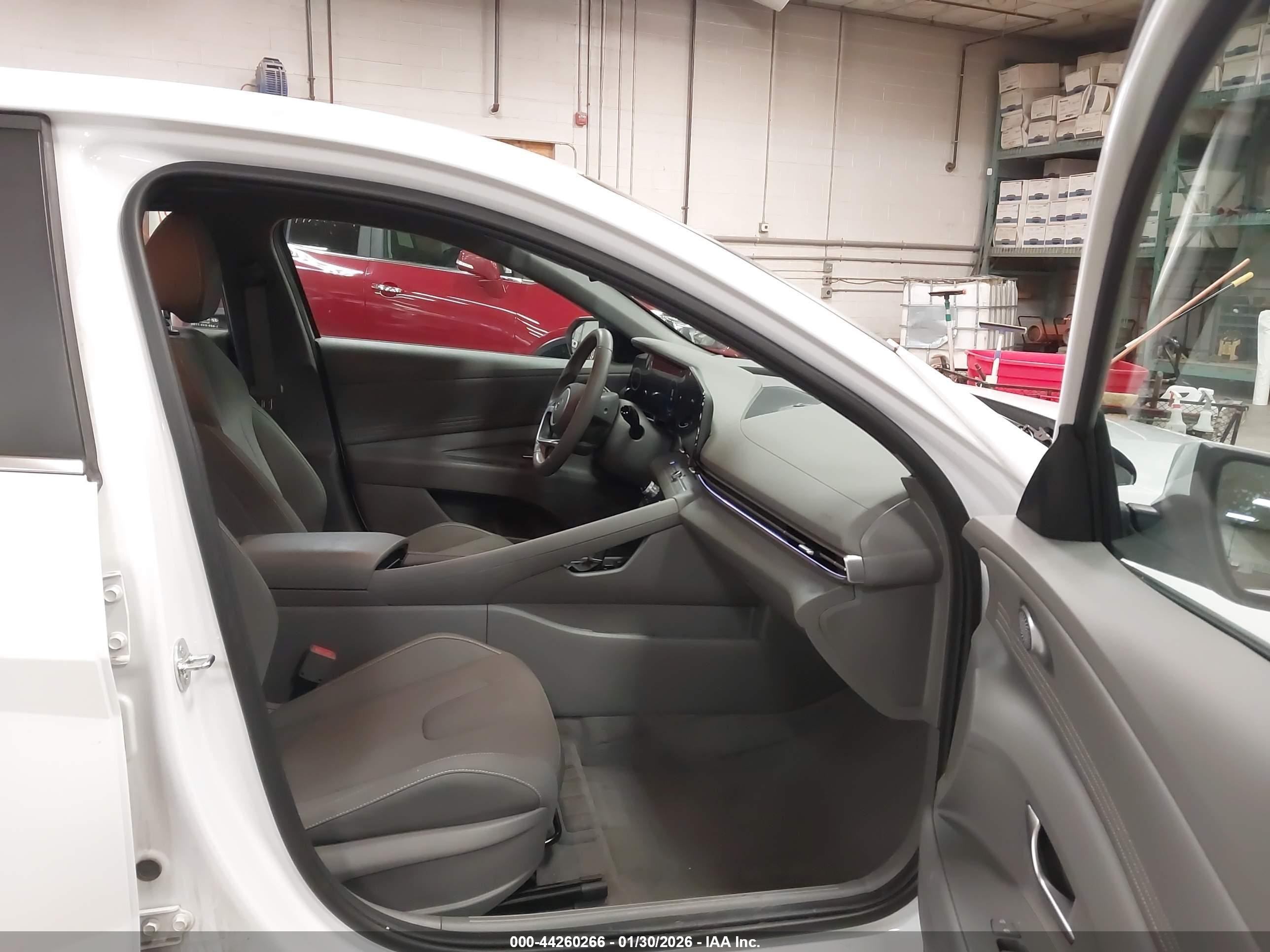 HYUNDAI ELANTRA image 5