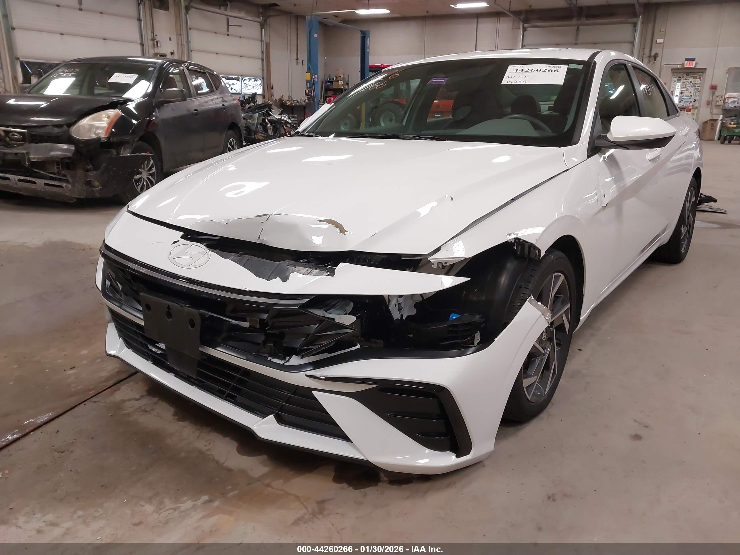 HYUNDAI ELANTRA image 6