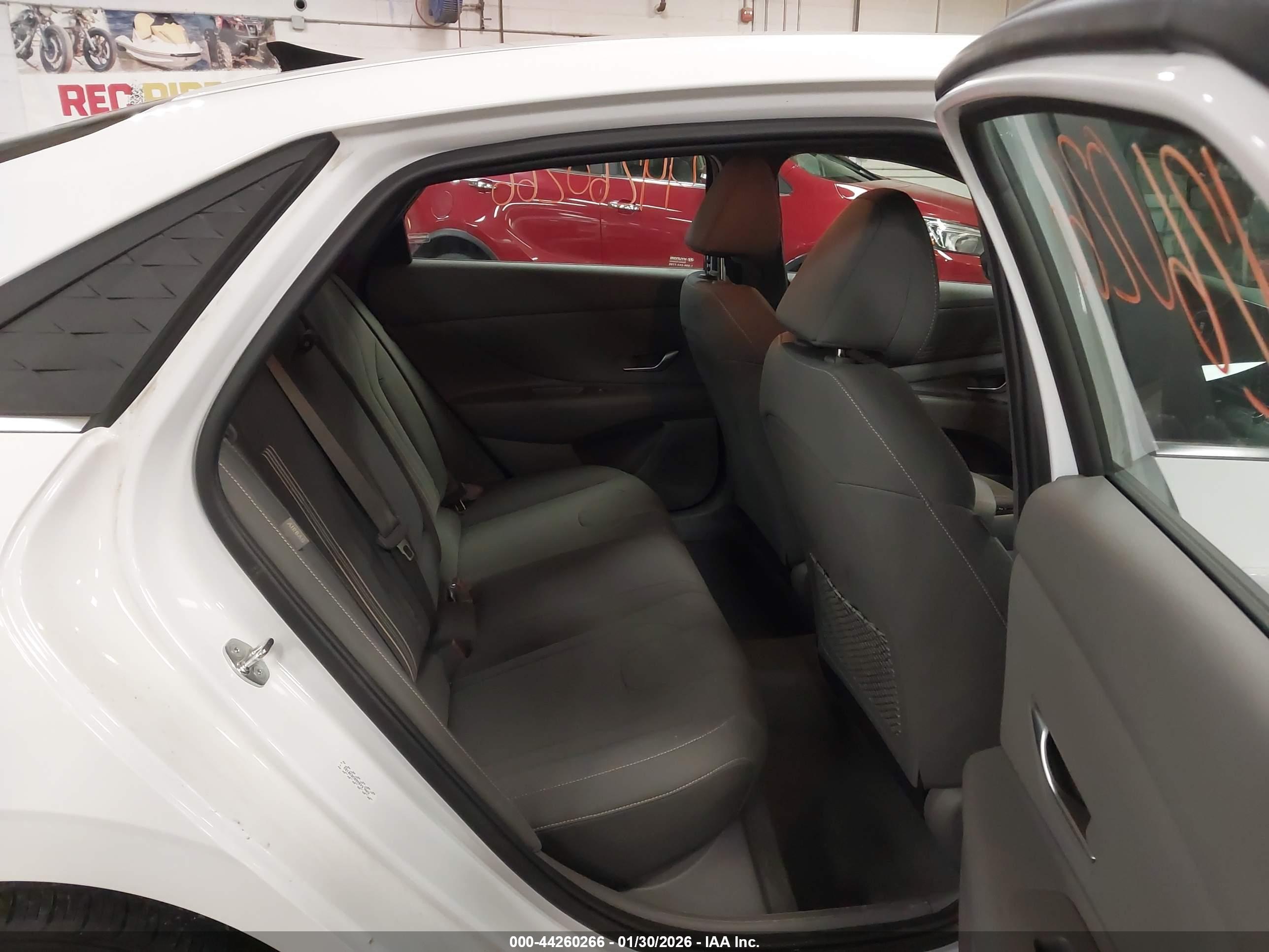 HYUNDAI ELANTRA image 8