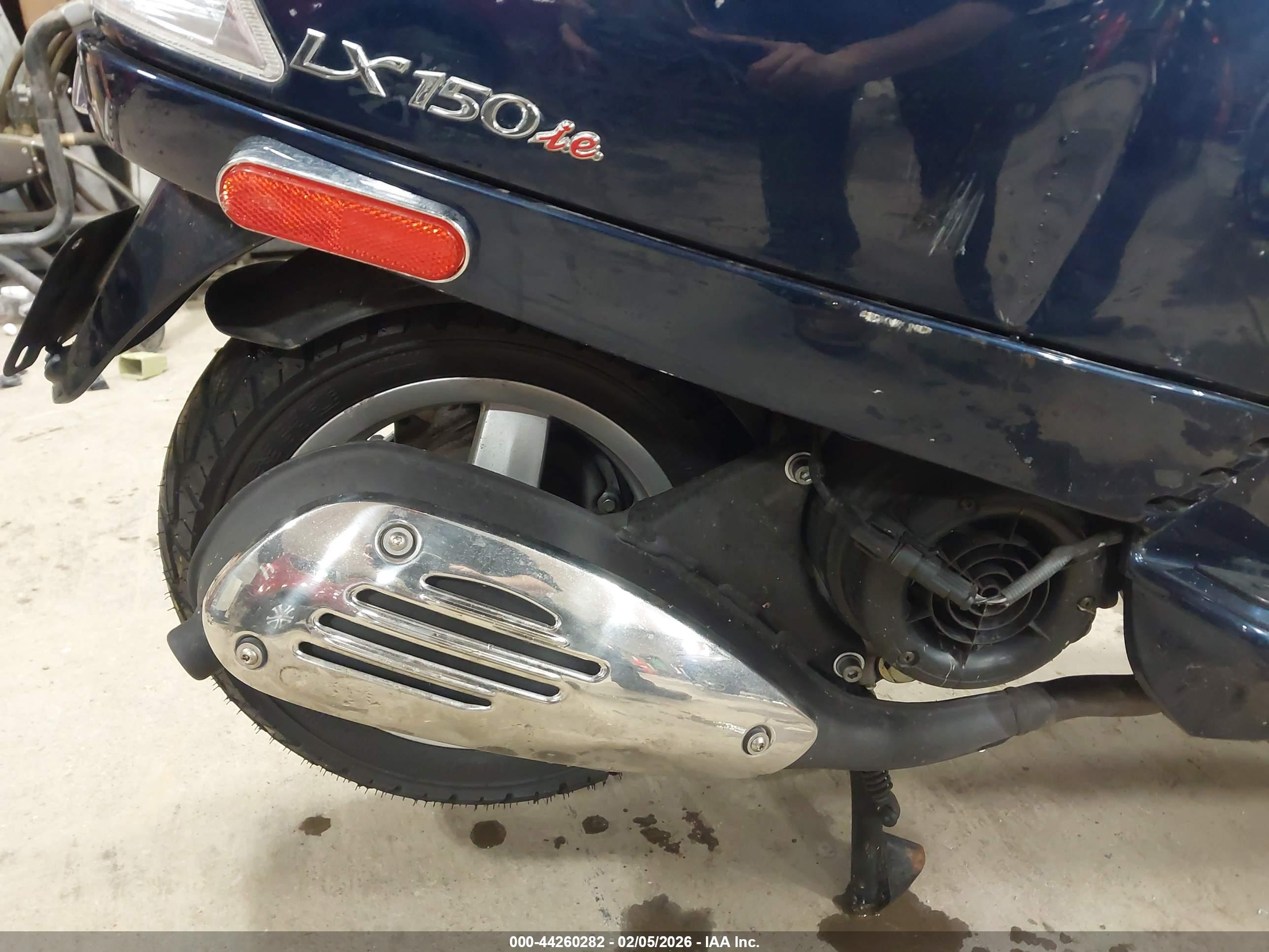 VESPA LX image 8