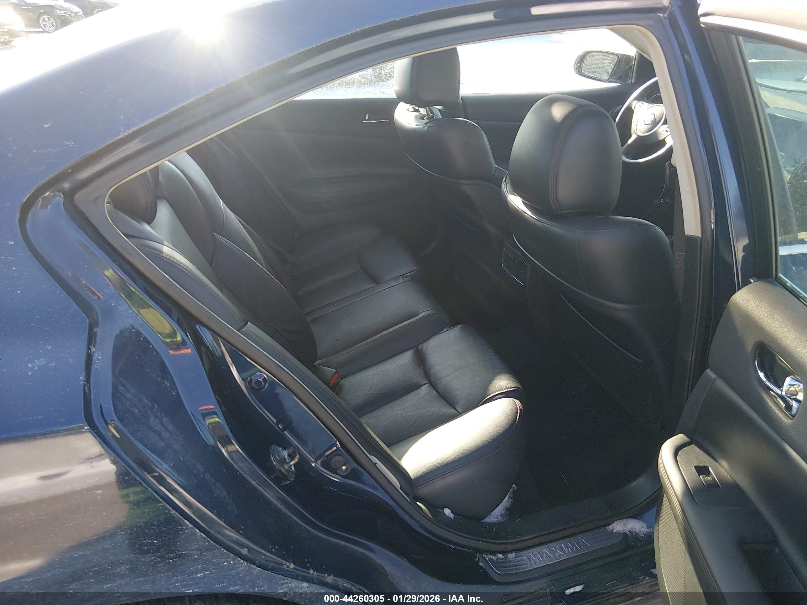 NISSAN MAXIMA image 8