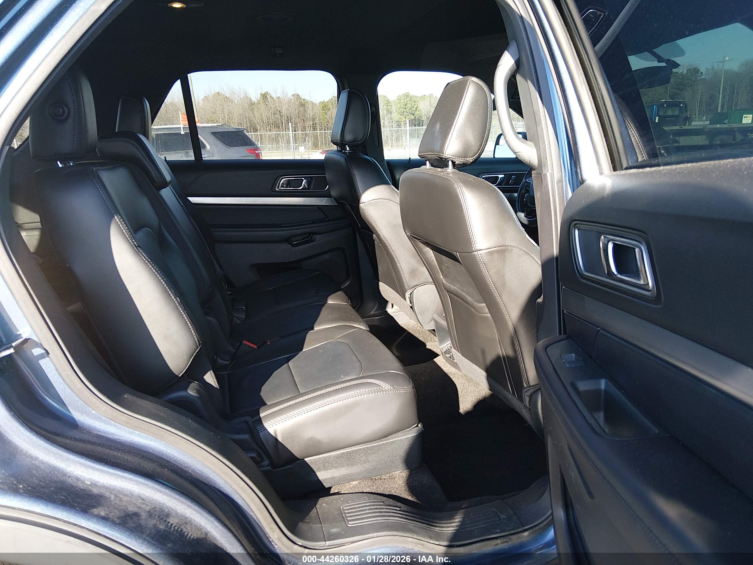 FORD EXPLORER image 8
