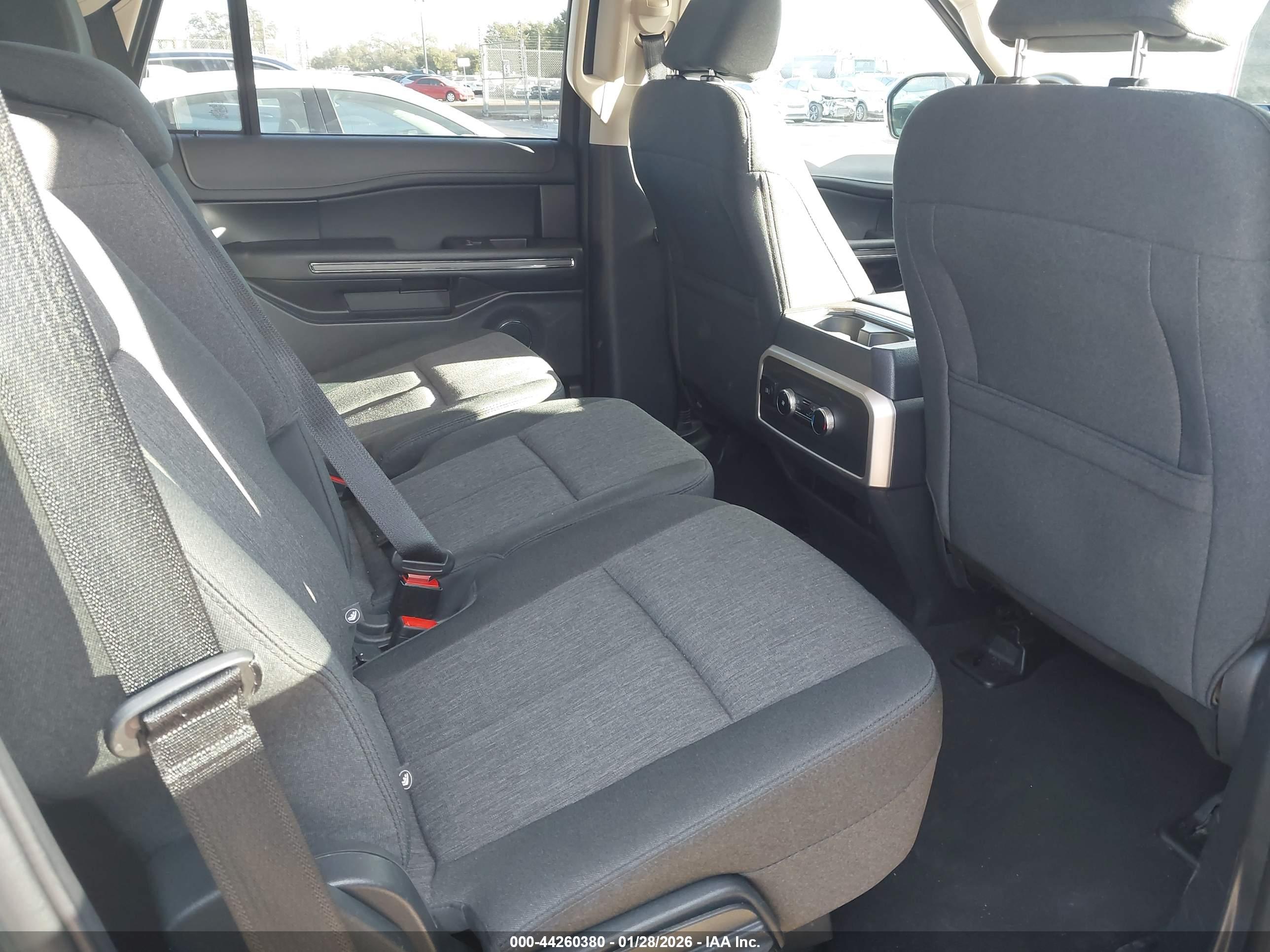 FORD EXPEDITION image 8