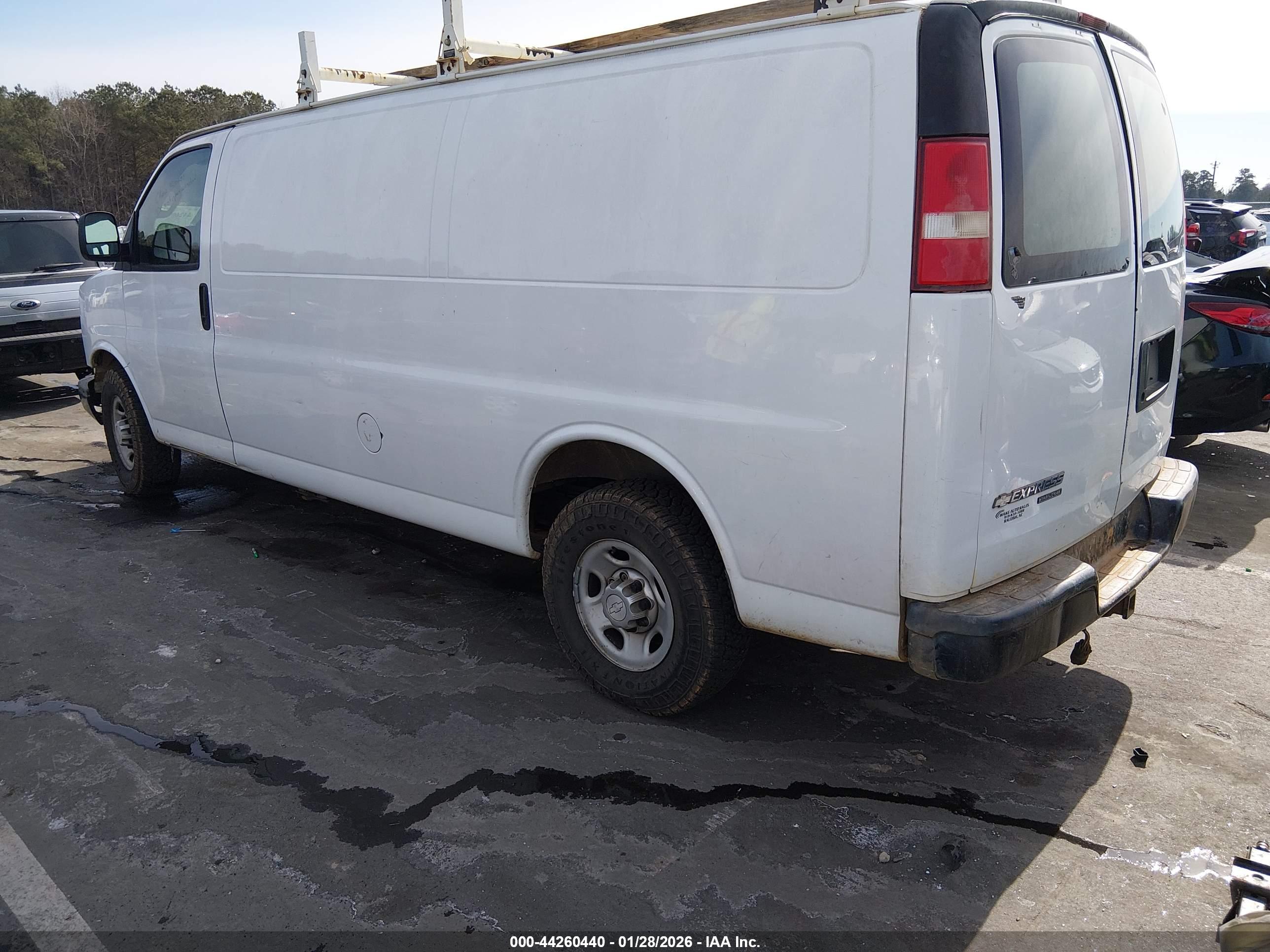 CHEVROLET EXPRESS image 3
