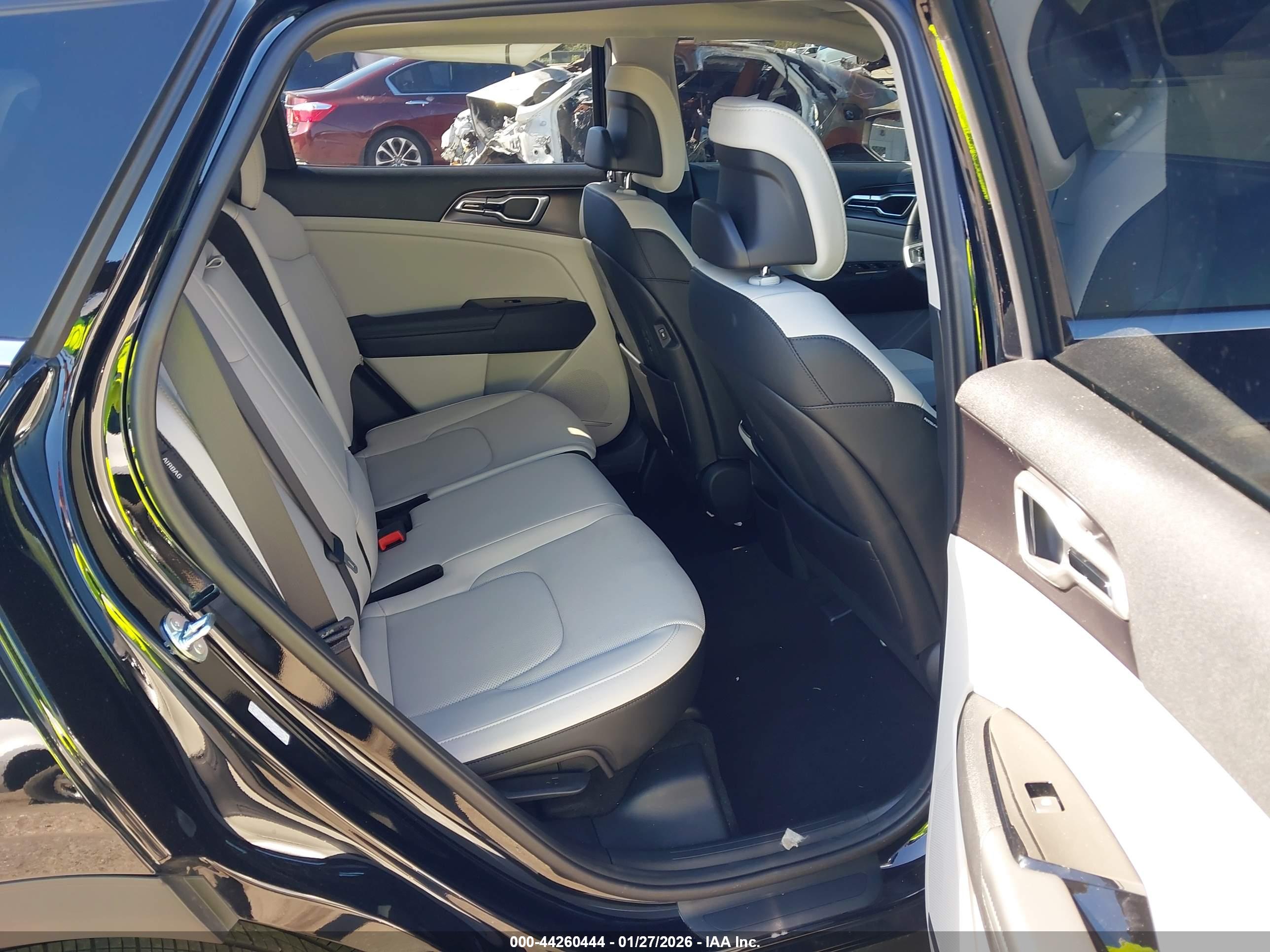KIA SPORTAGE image 8