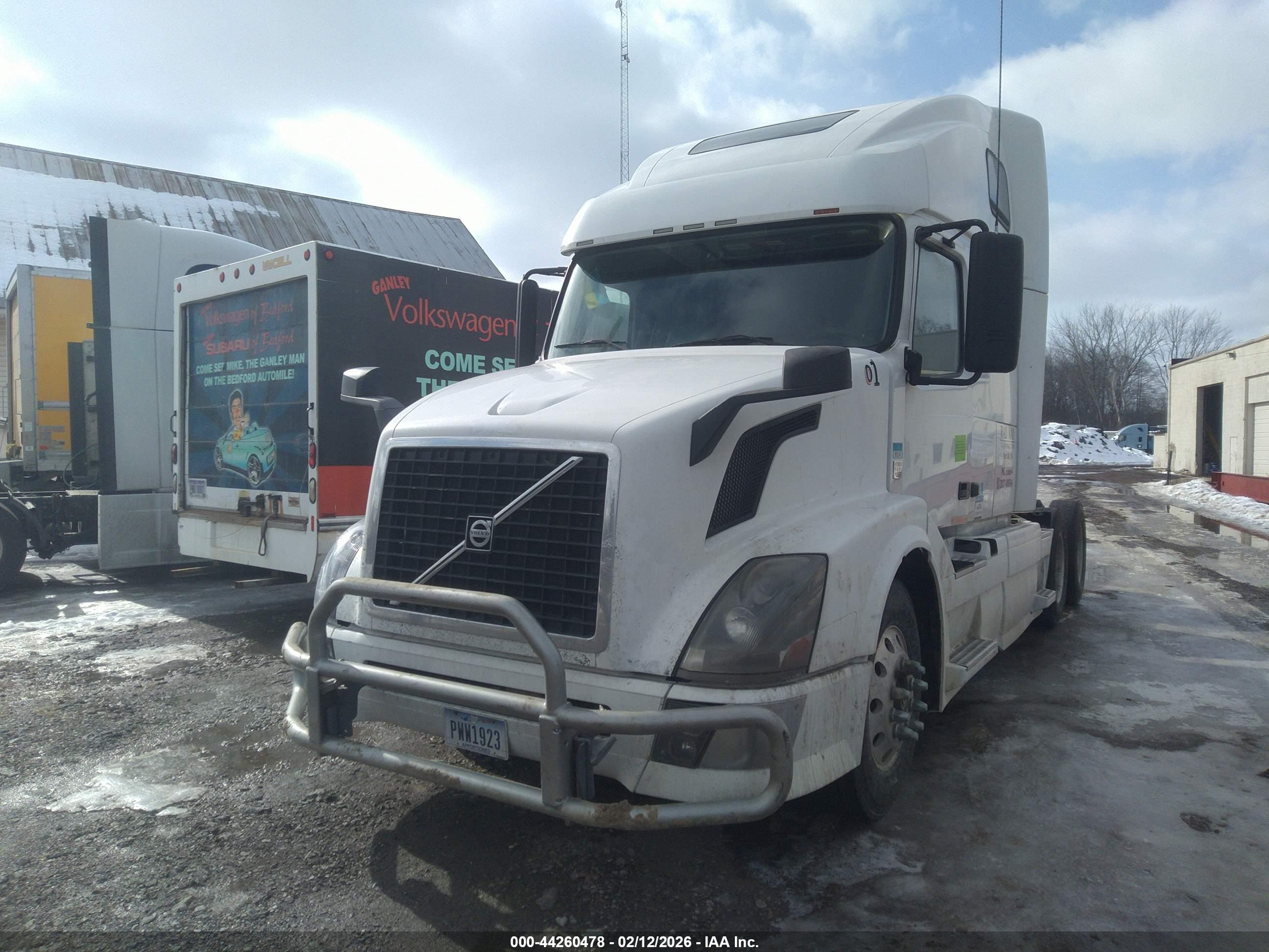 VOLVO VN image 2