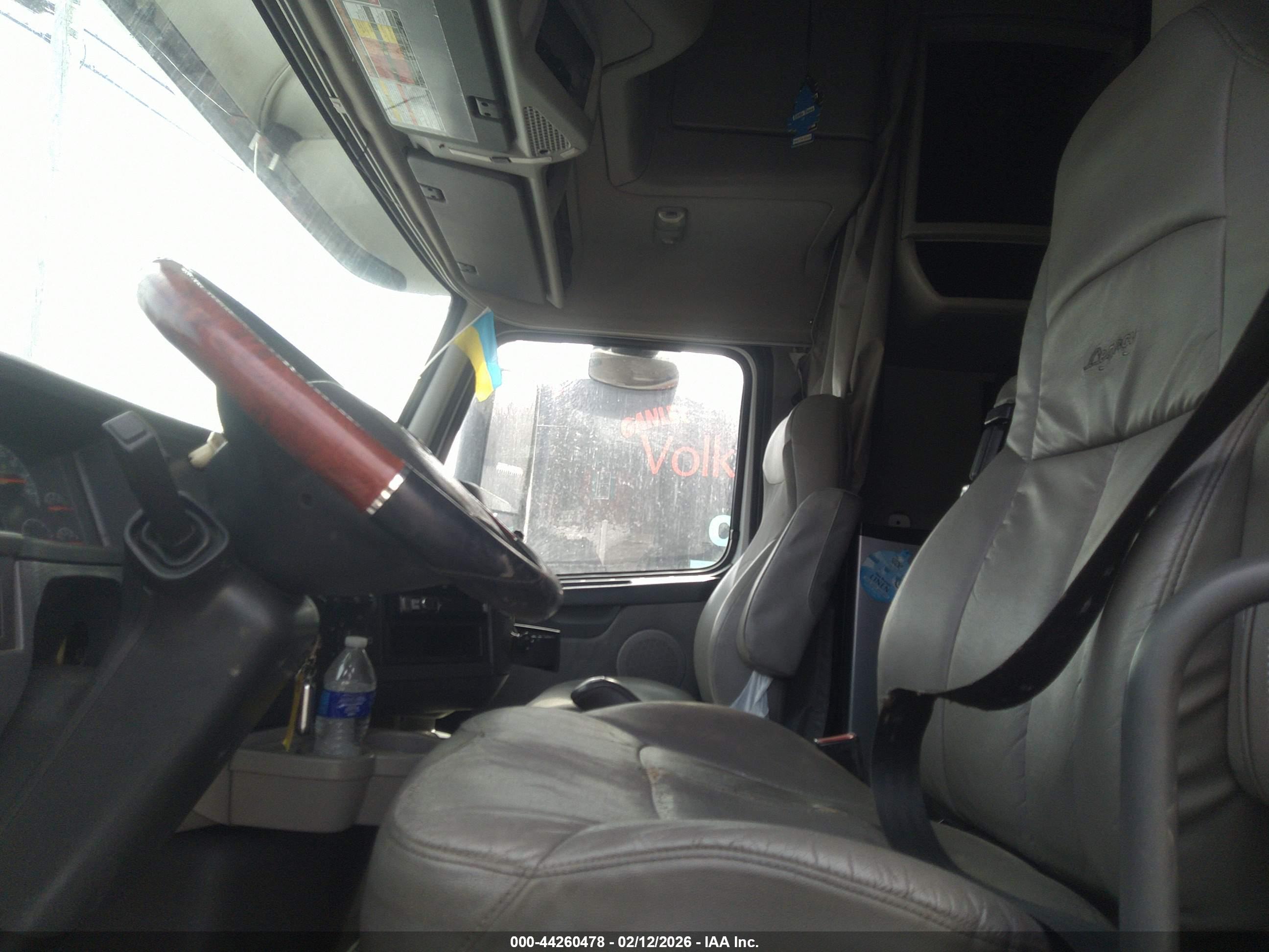 VOLVO VN image 5