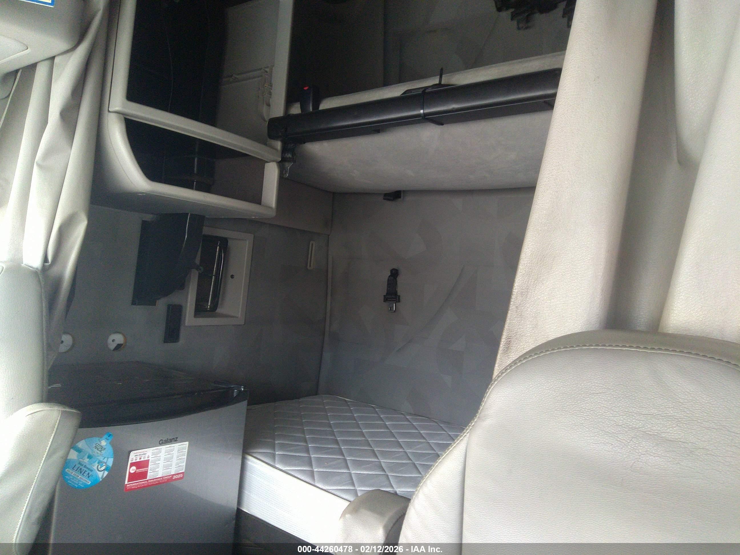 VOLVO VN image 7