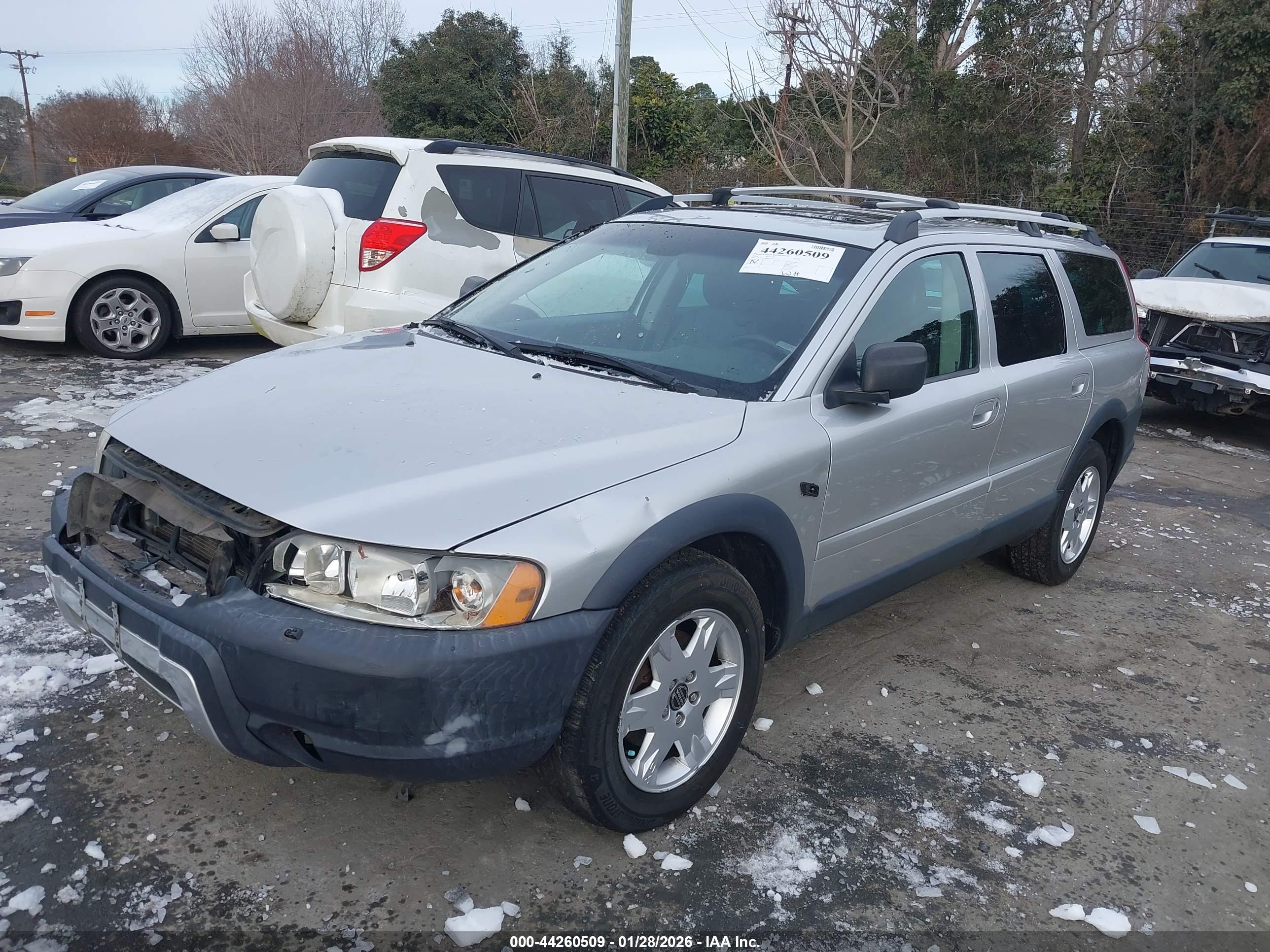 VOLVO XC70 image 2