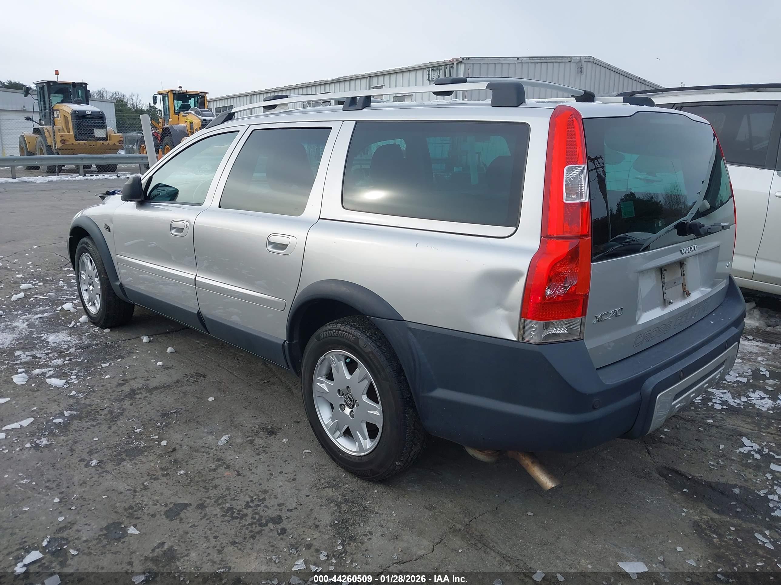 VOLVO XC70 image 3