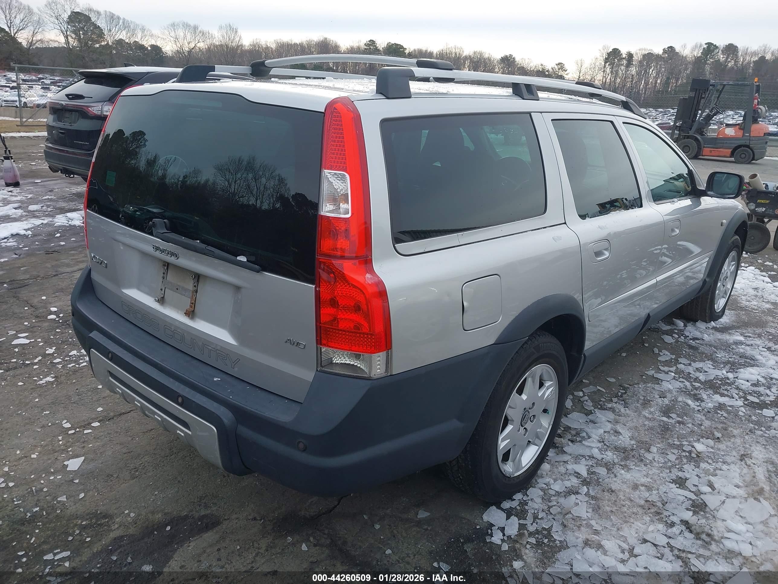 VOLVO XC70 image 4