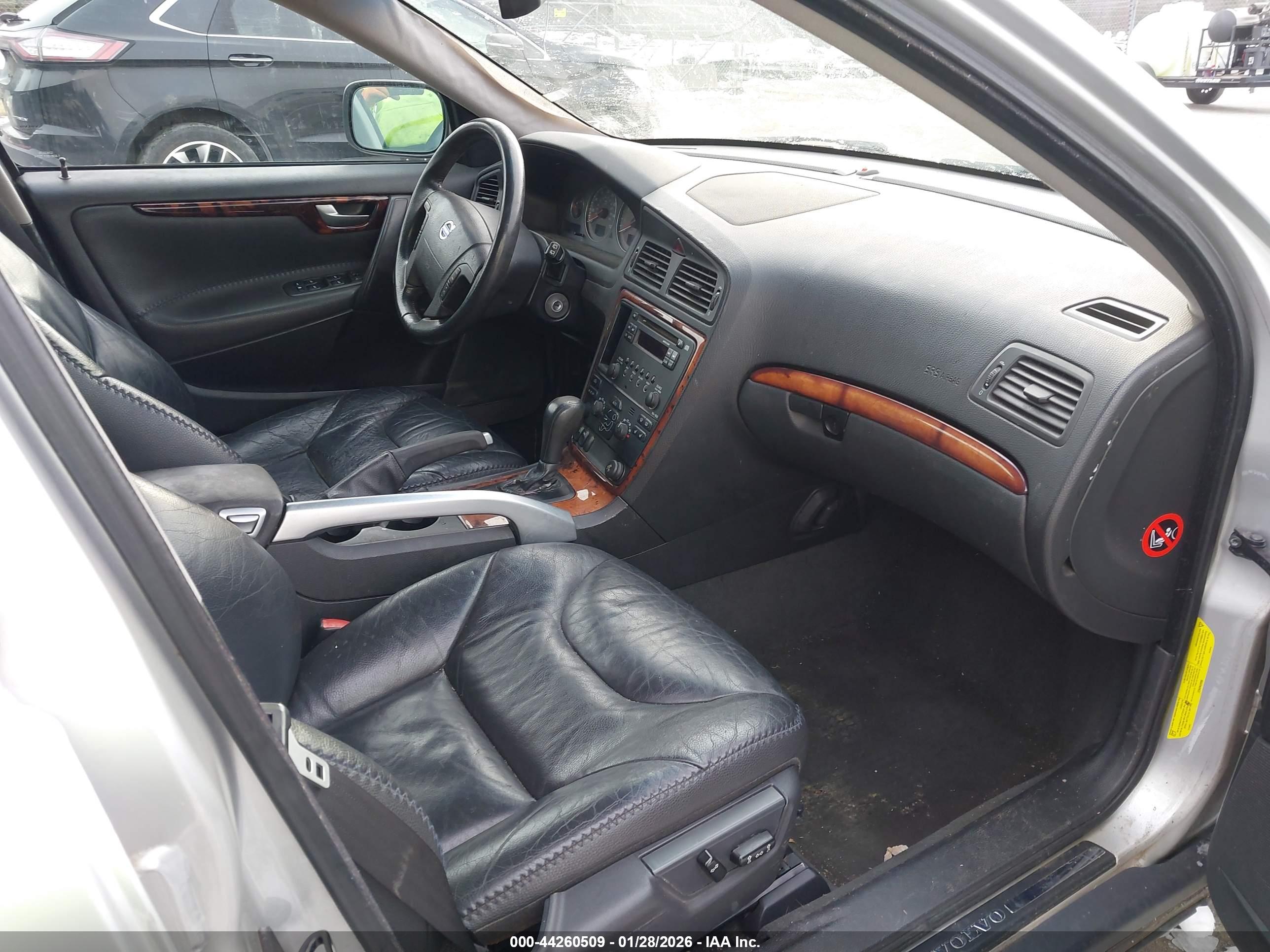 VOLVO XC70 image 5