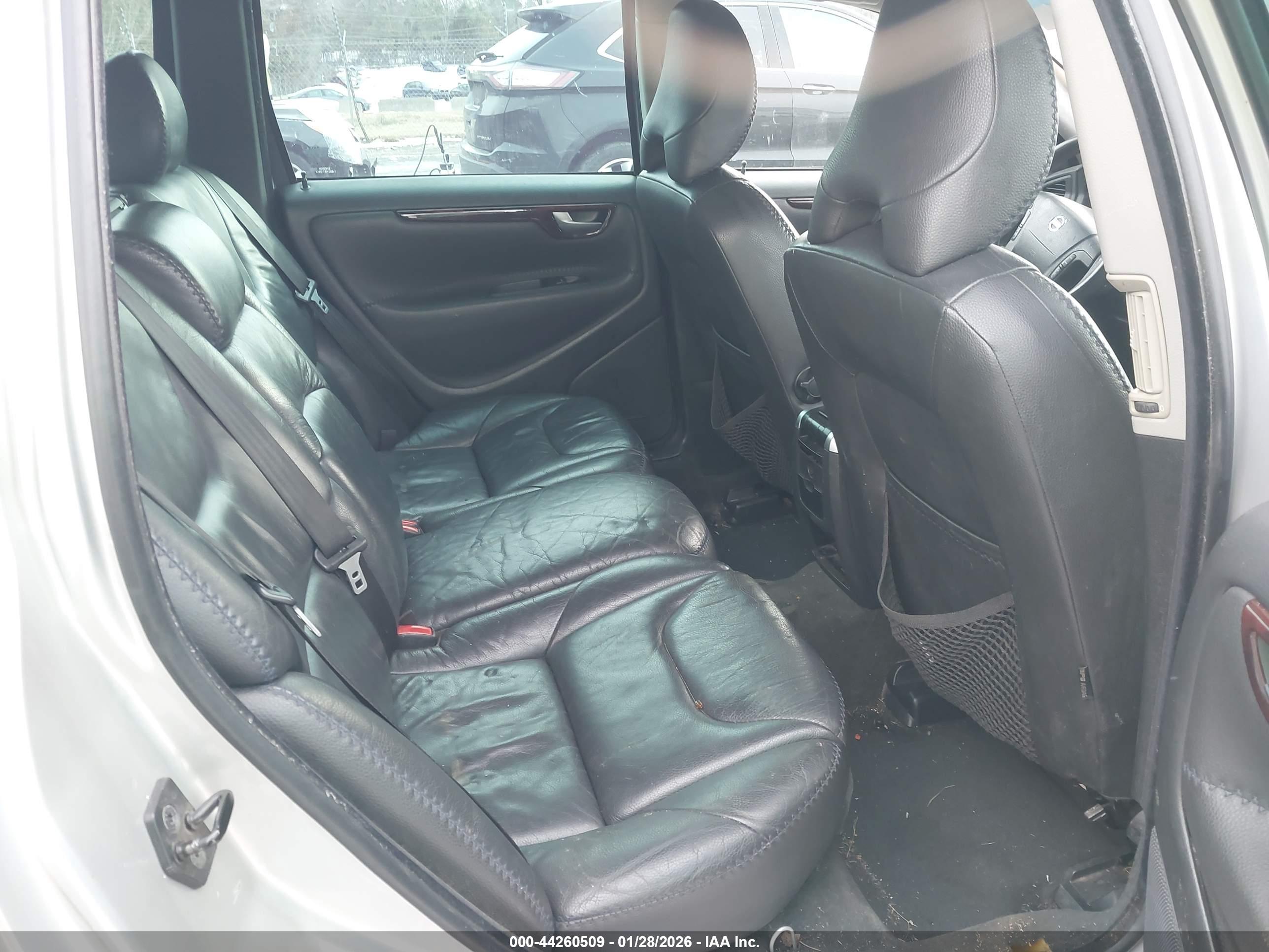 VOLVO XC70 image 8