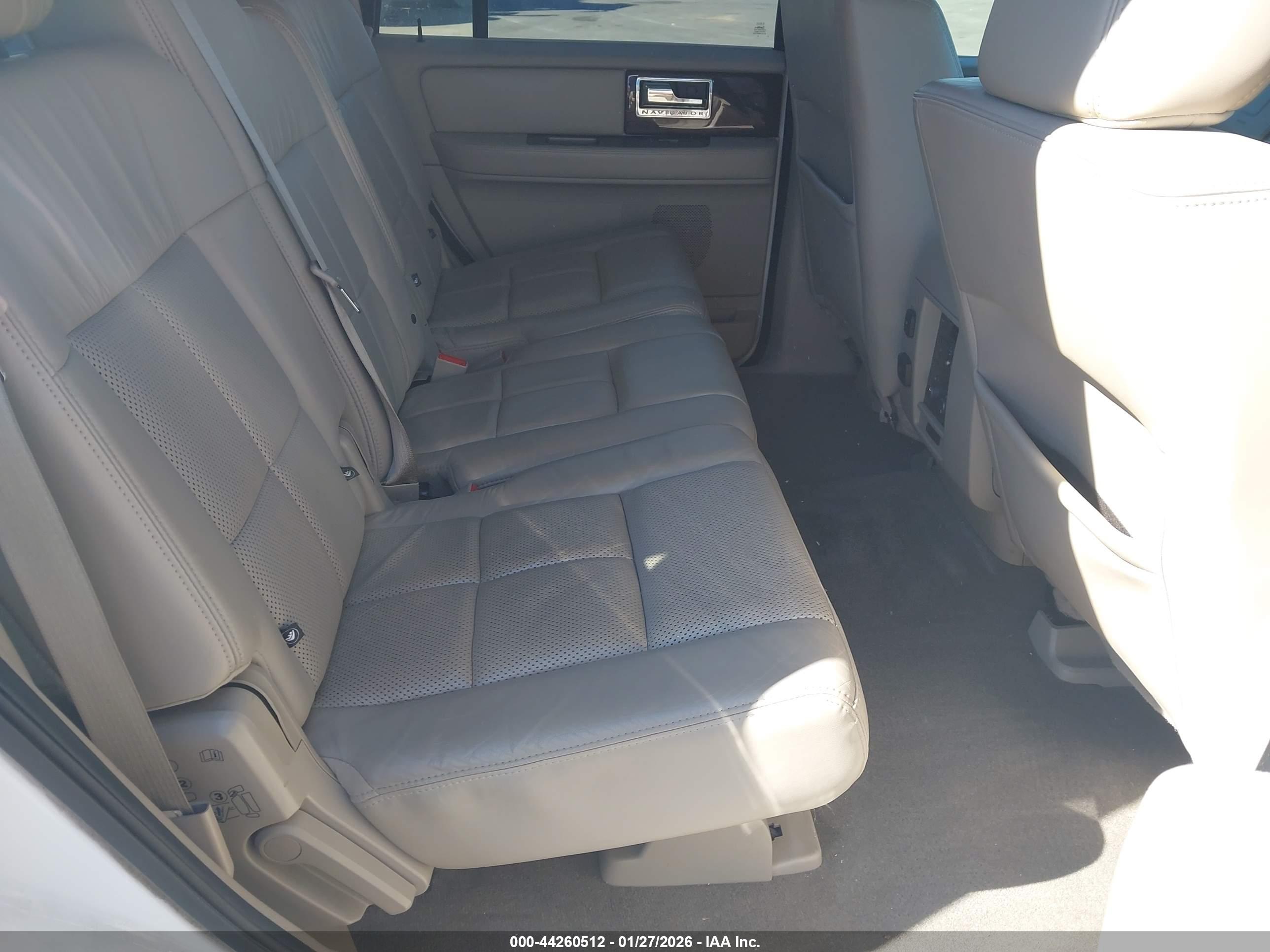 LINCOLN NAVIGATOR image 8