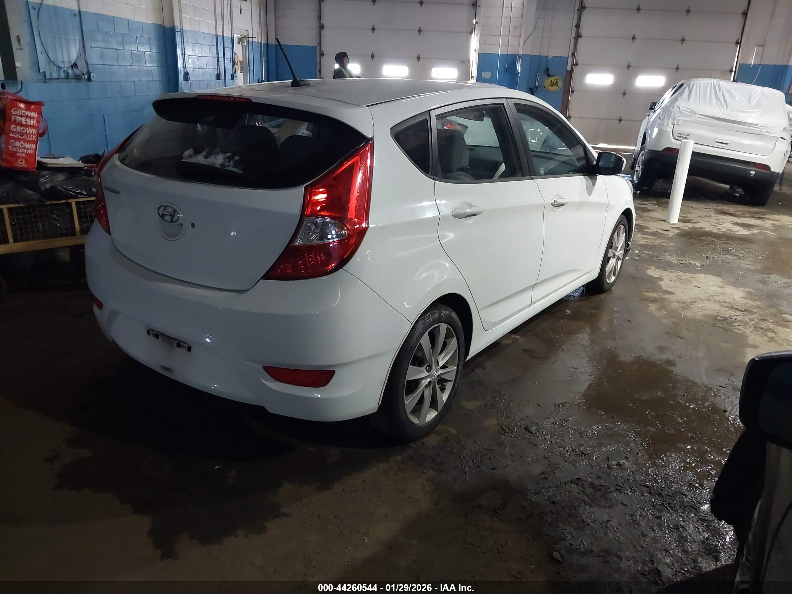 HYUNDAI ACCENT image 4