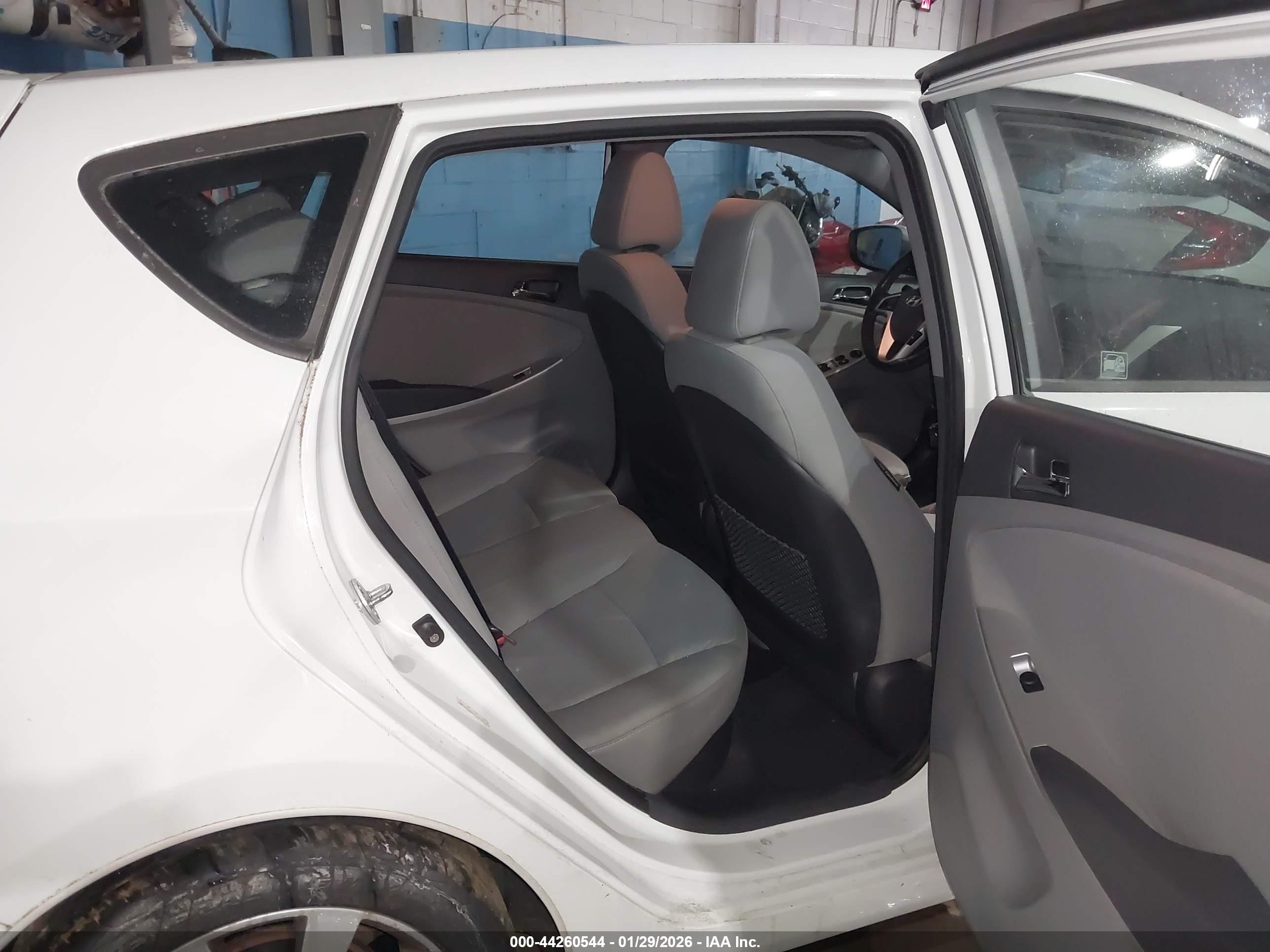 HYUNDAI ACCENT image 8