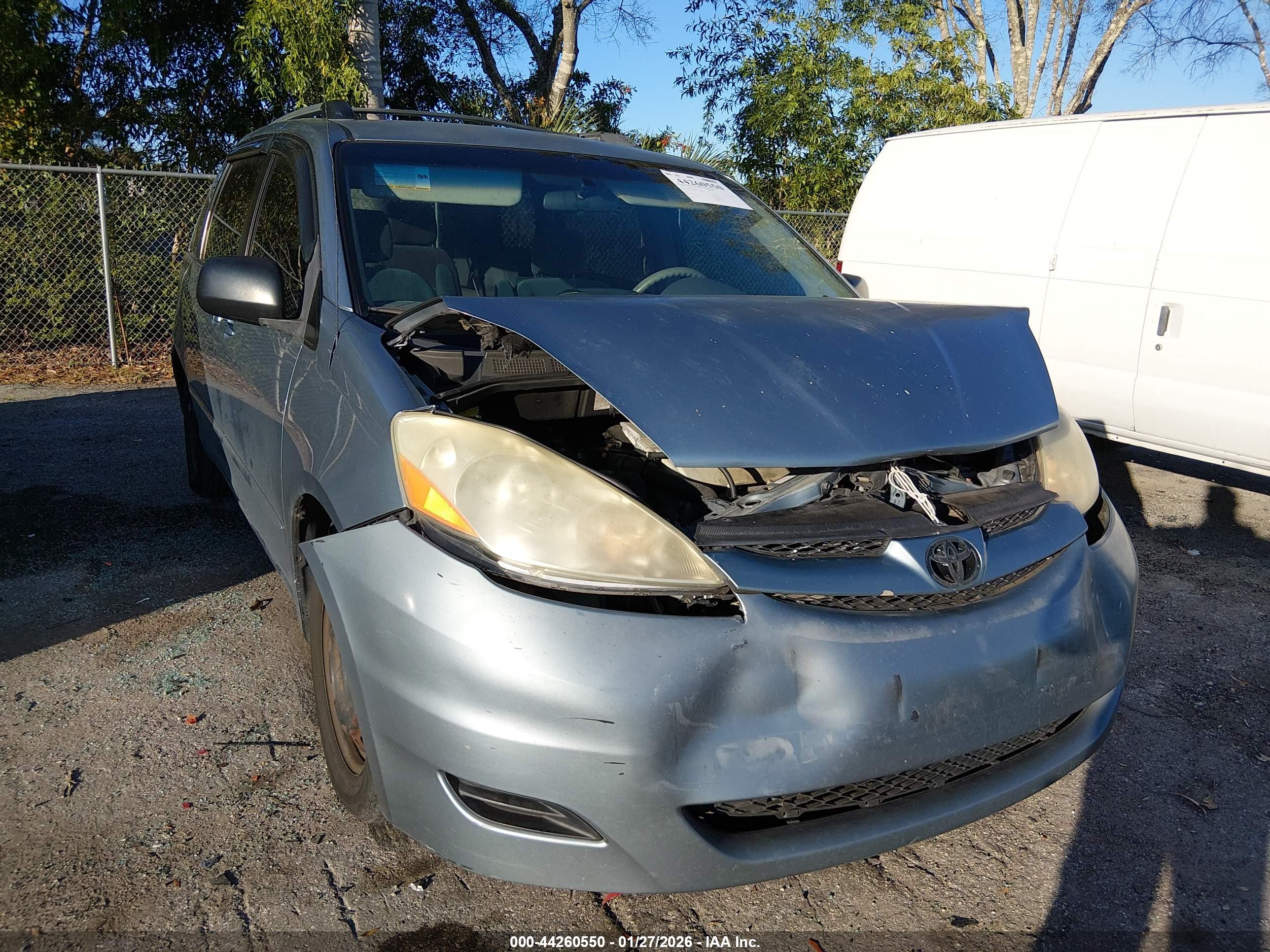 TOYOTA SIENNA image 6