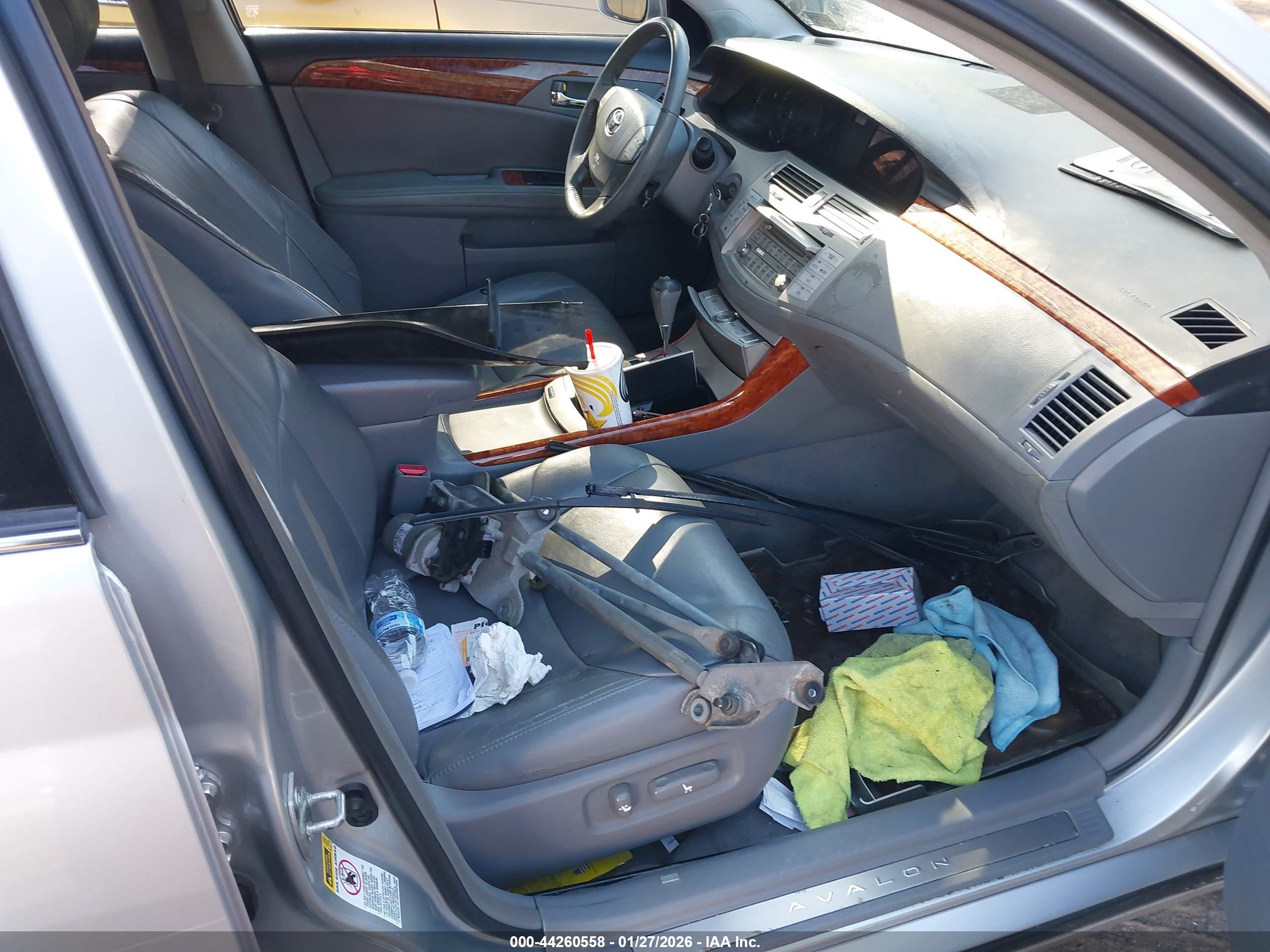 TOYOTA AVALON image 5