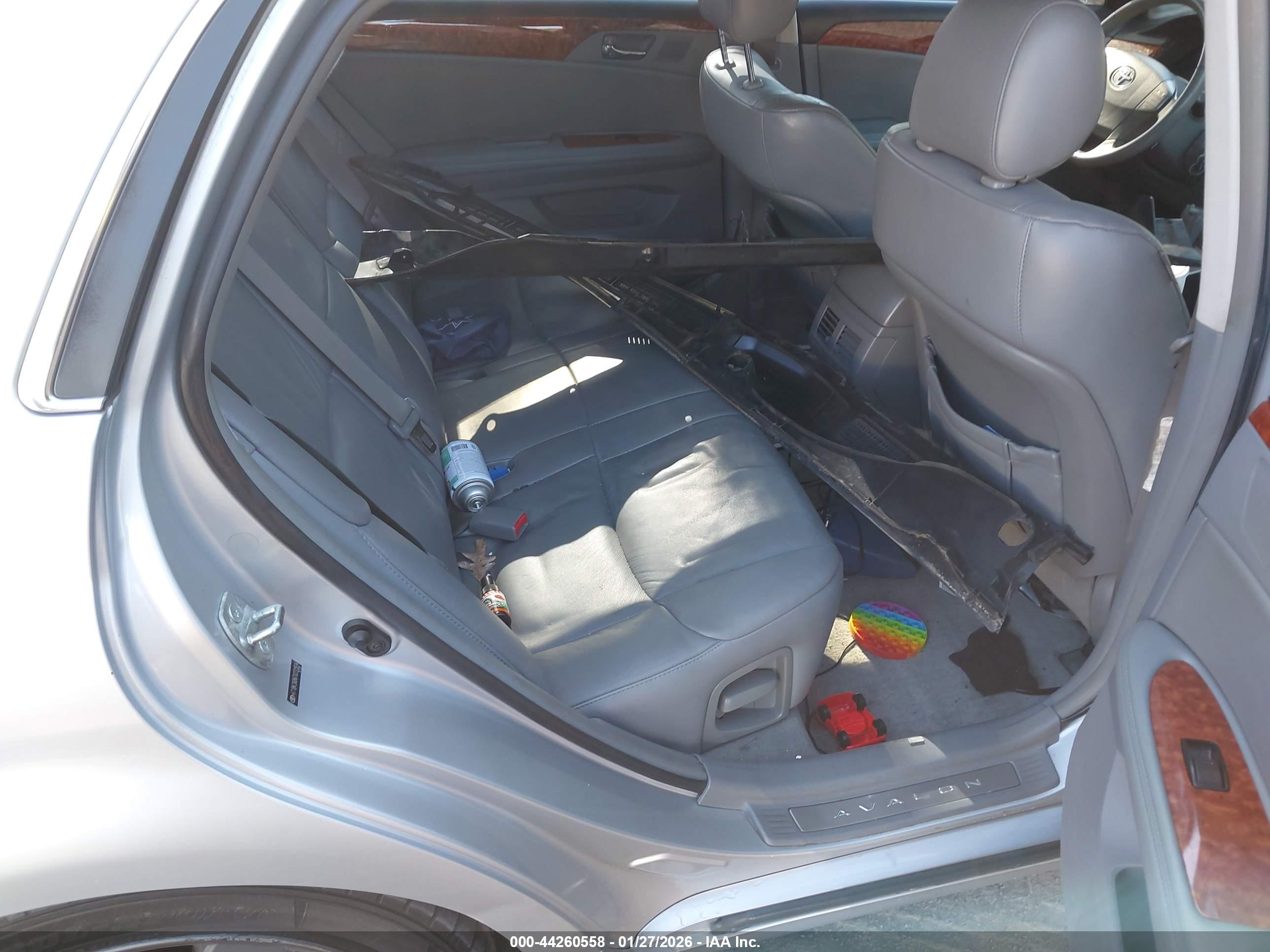 TOYOTA AVALON image 8