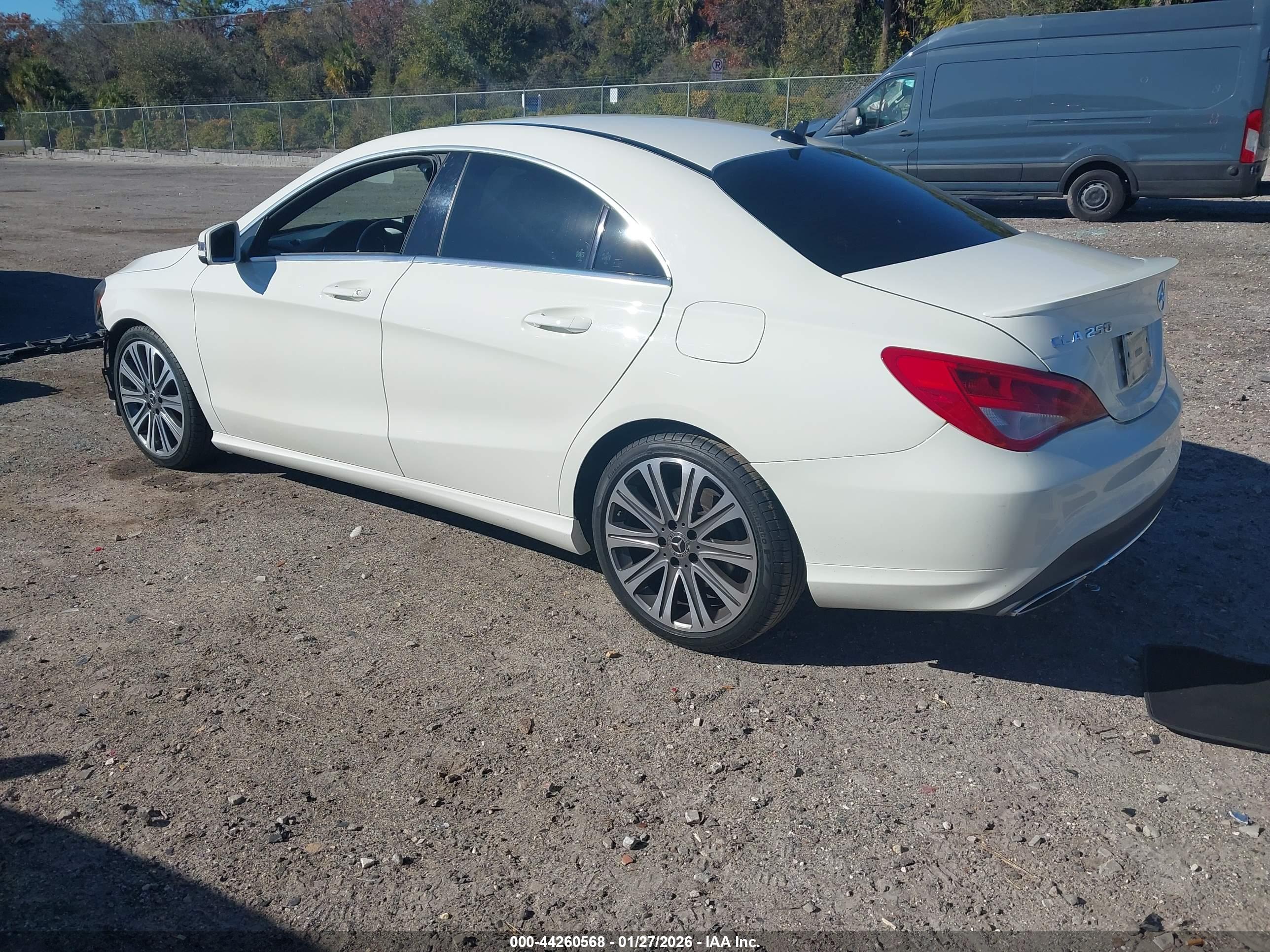 MERCEDES-BENZ CLA image 3