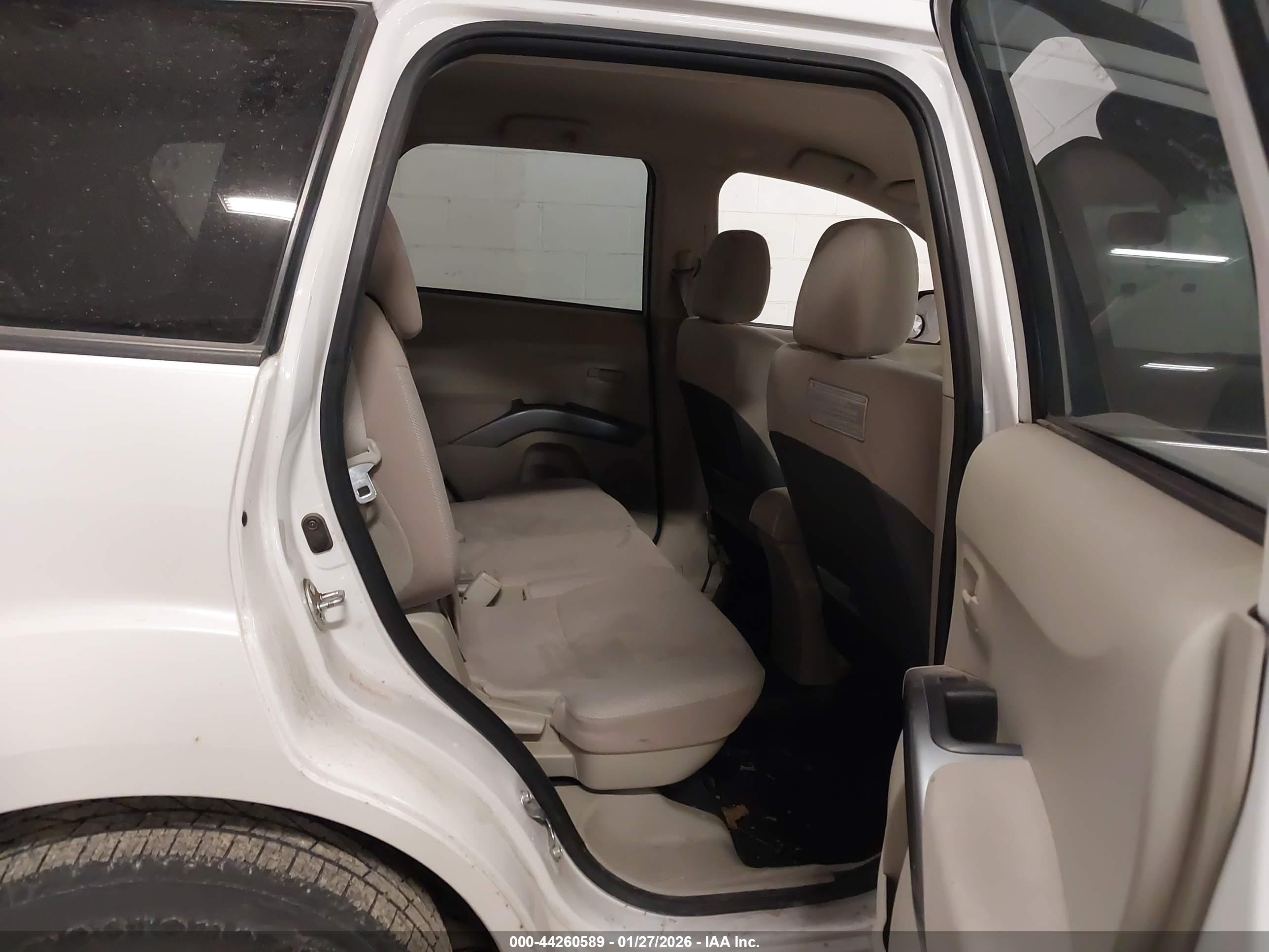 MITSUBISHI OUTLANDER image 8