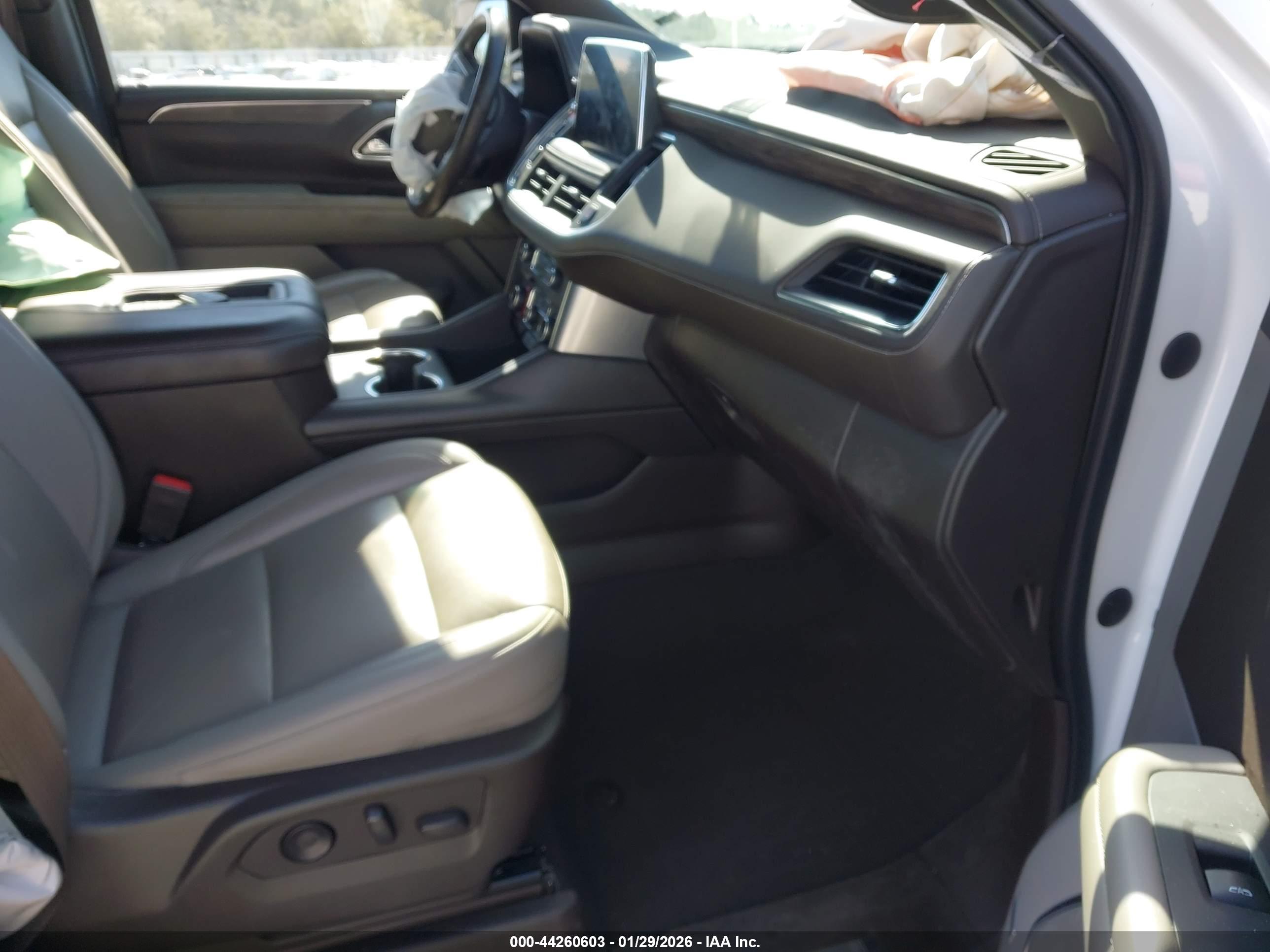 CHEVROLET SUBURBAN image 5