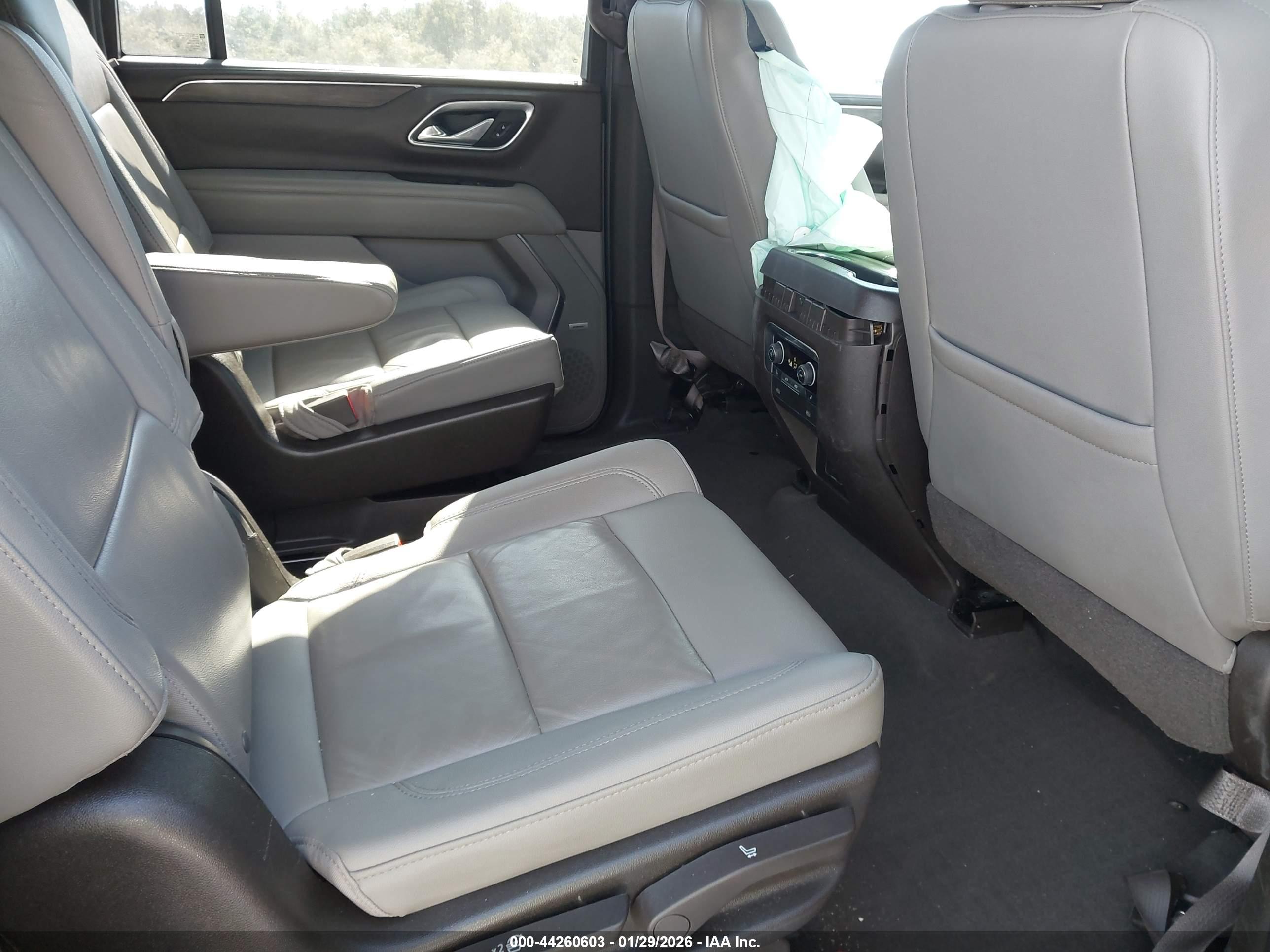 CHEVROLET SUBURBAN image 8