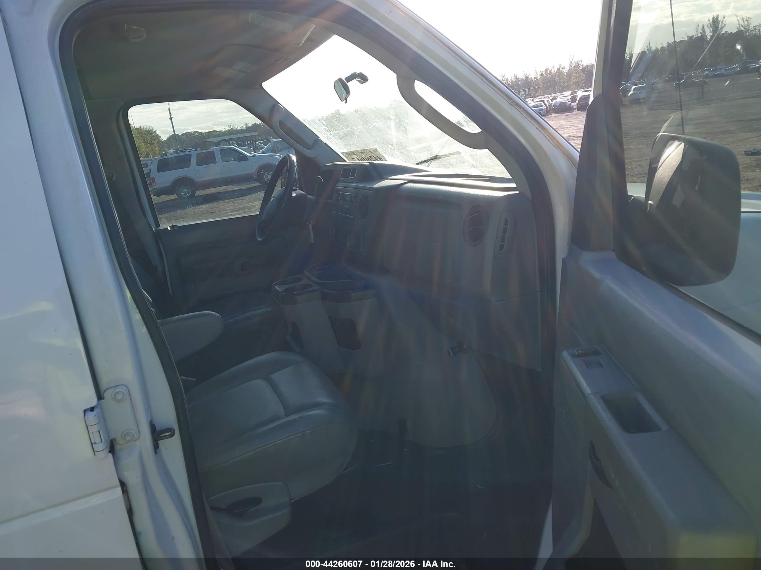 FORD E-250 image 5