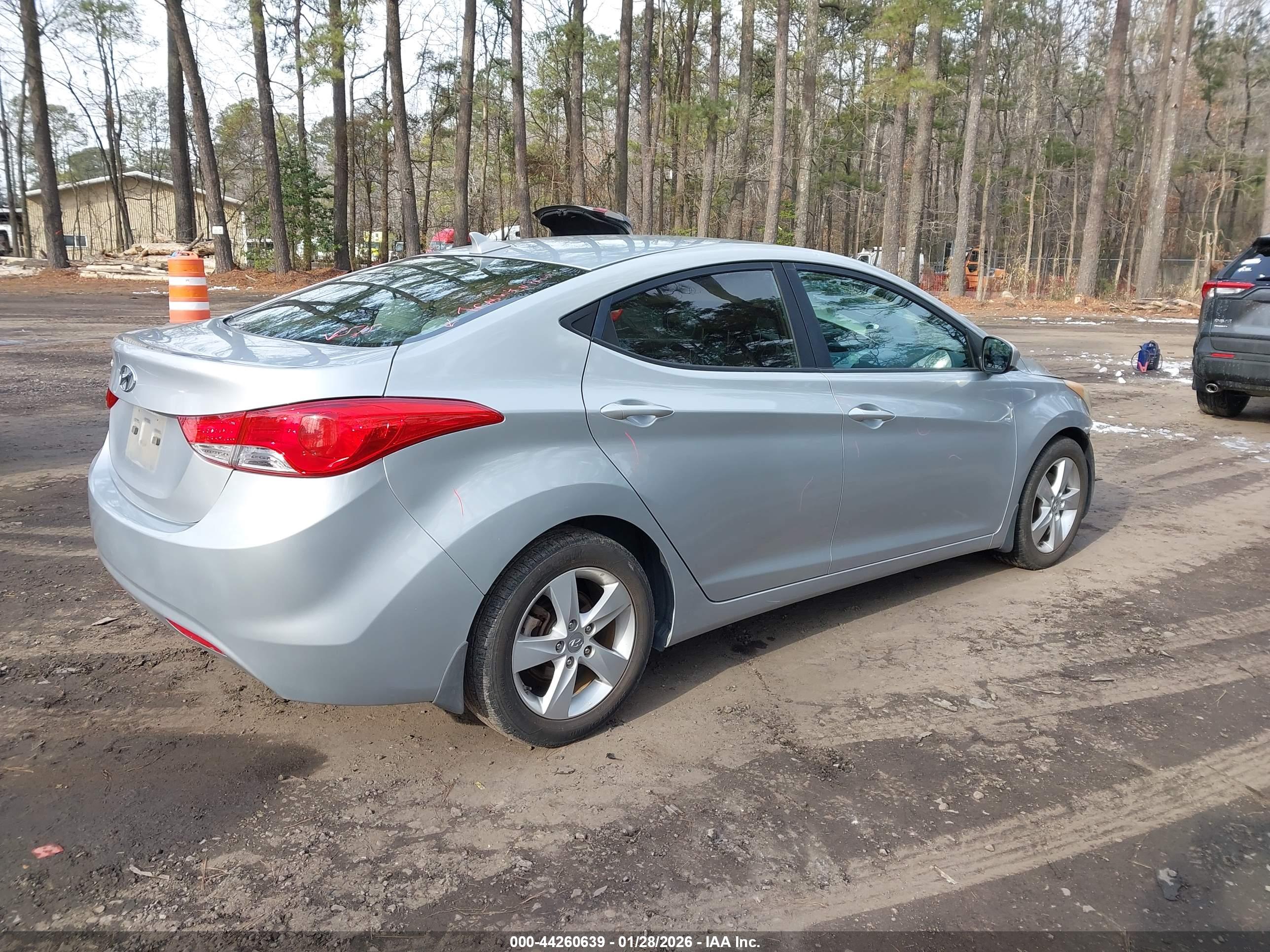HYUNDAI ELANTRA image 4