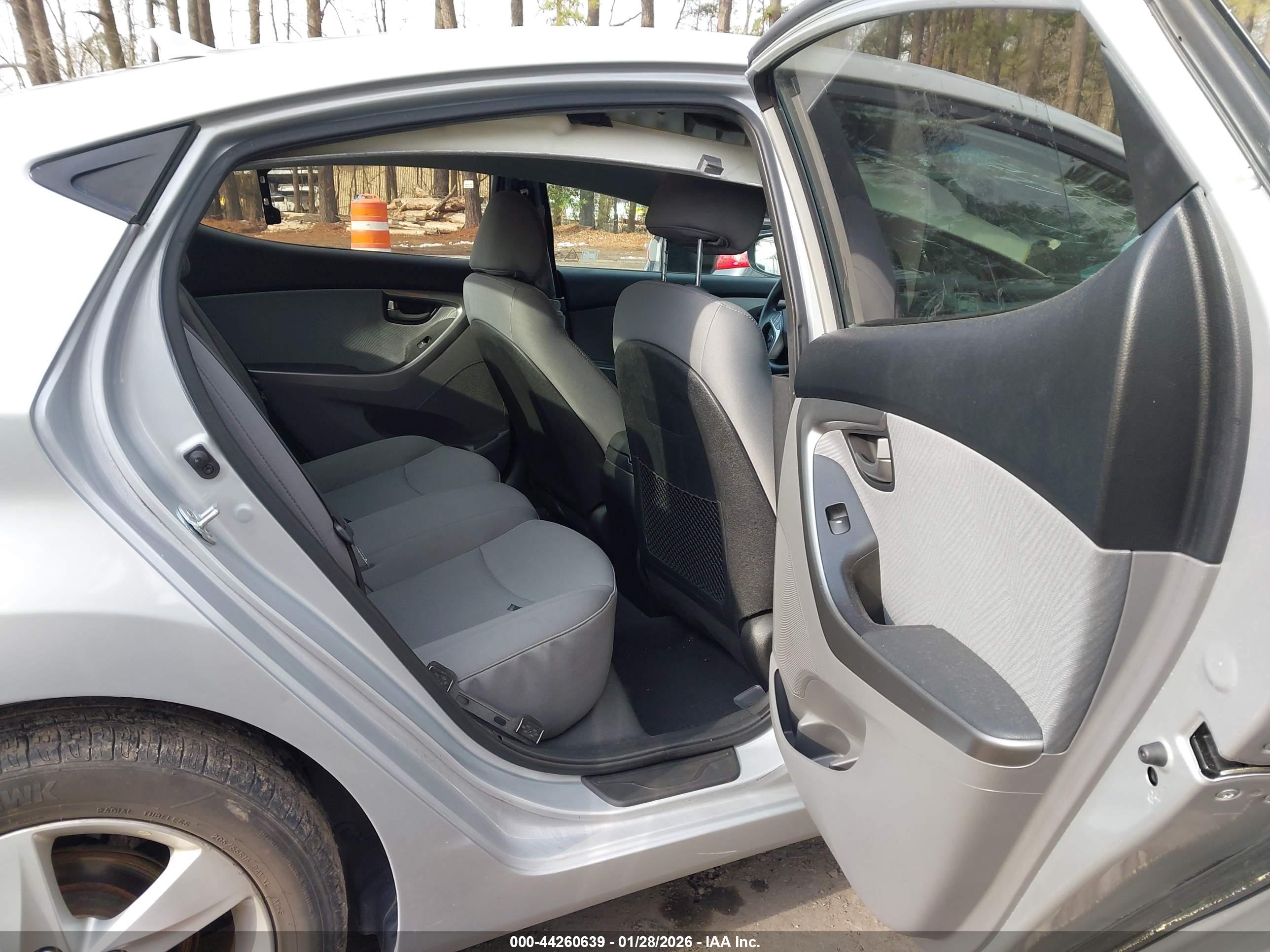 HYUNDAI ELANTRA image 8