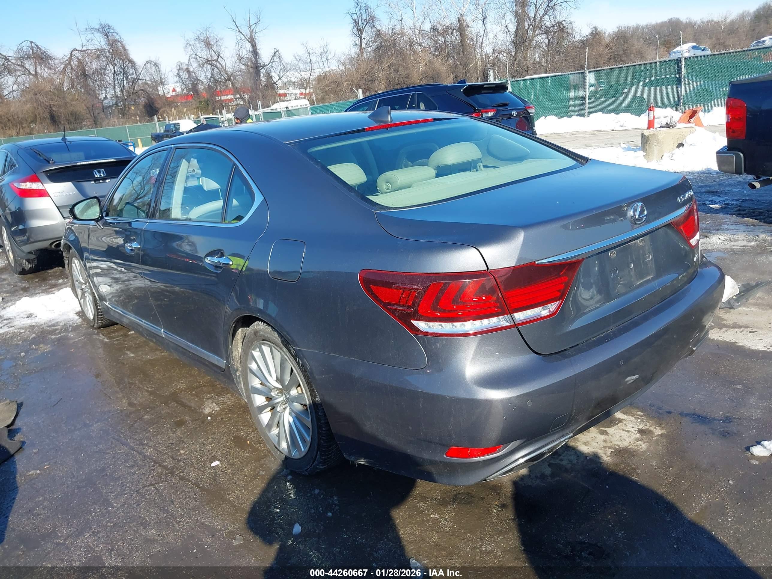 LEXUS LS image 3