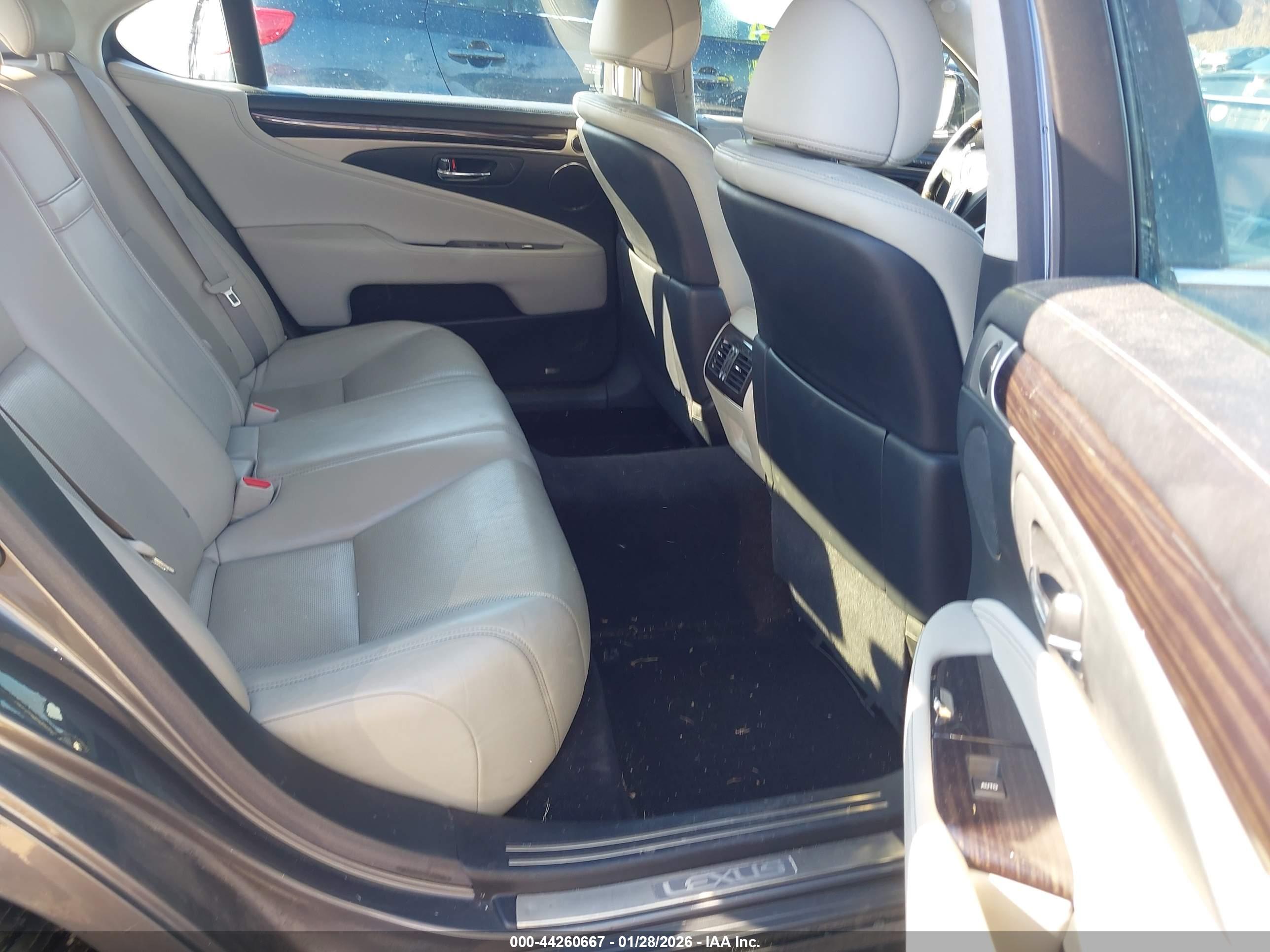 LEXUS LS image 8