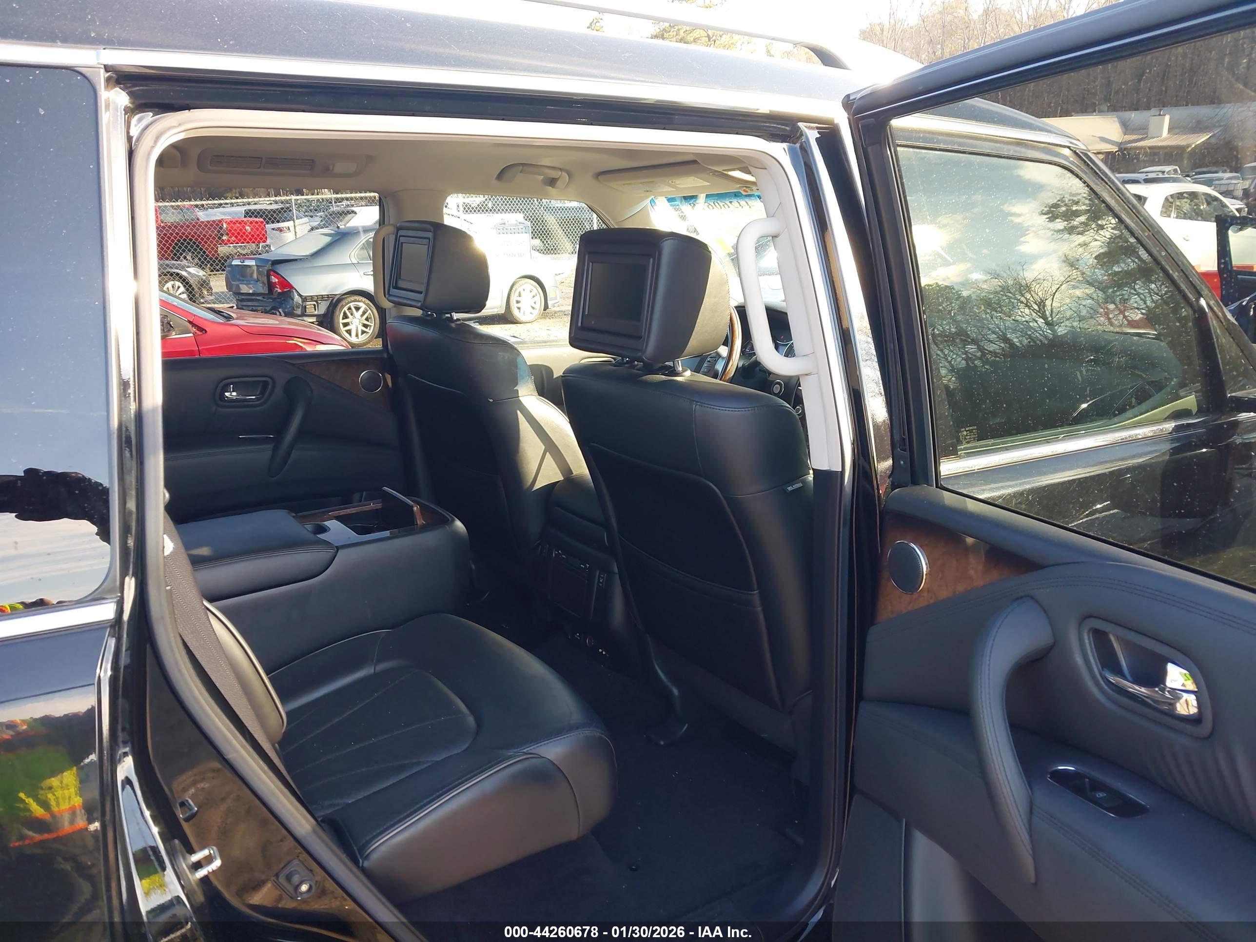 INFINITI QX56 image 8